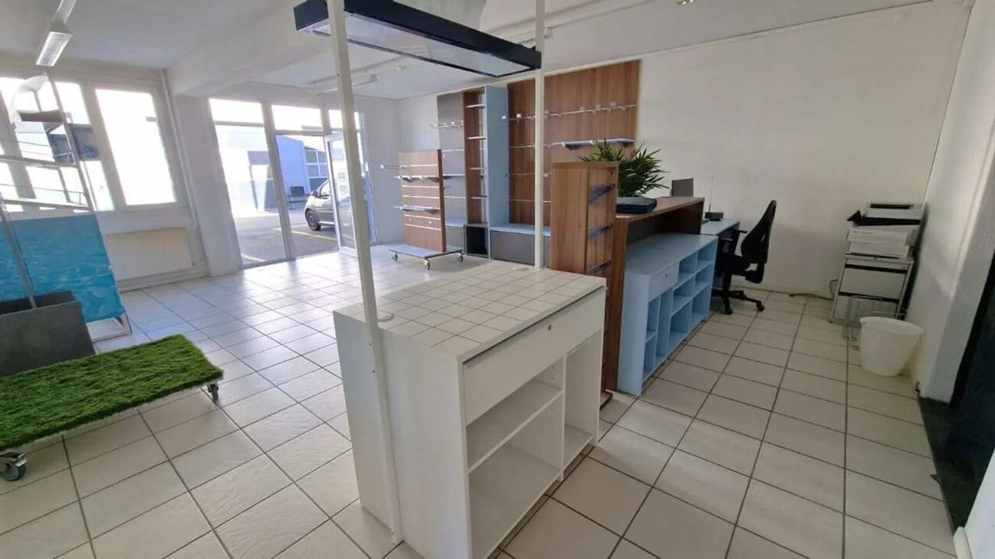 IDEALE PER COMMERCIO/SHOWROOM/ARTIGIANO - Foto 2 di 10