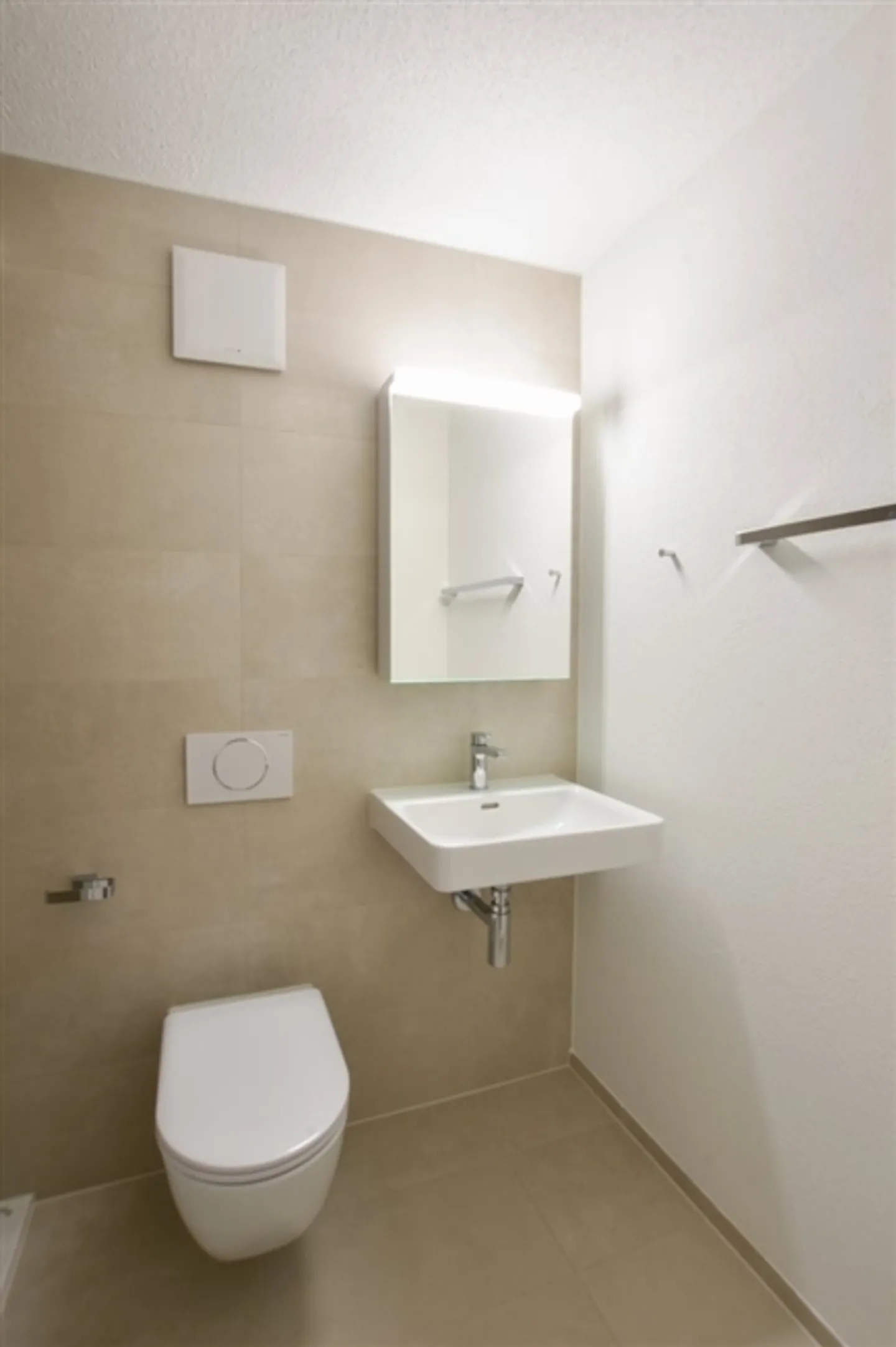 "after complete renovation - the perfect apartment" - Photo 8 of 9