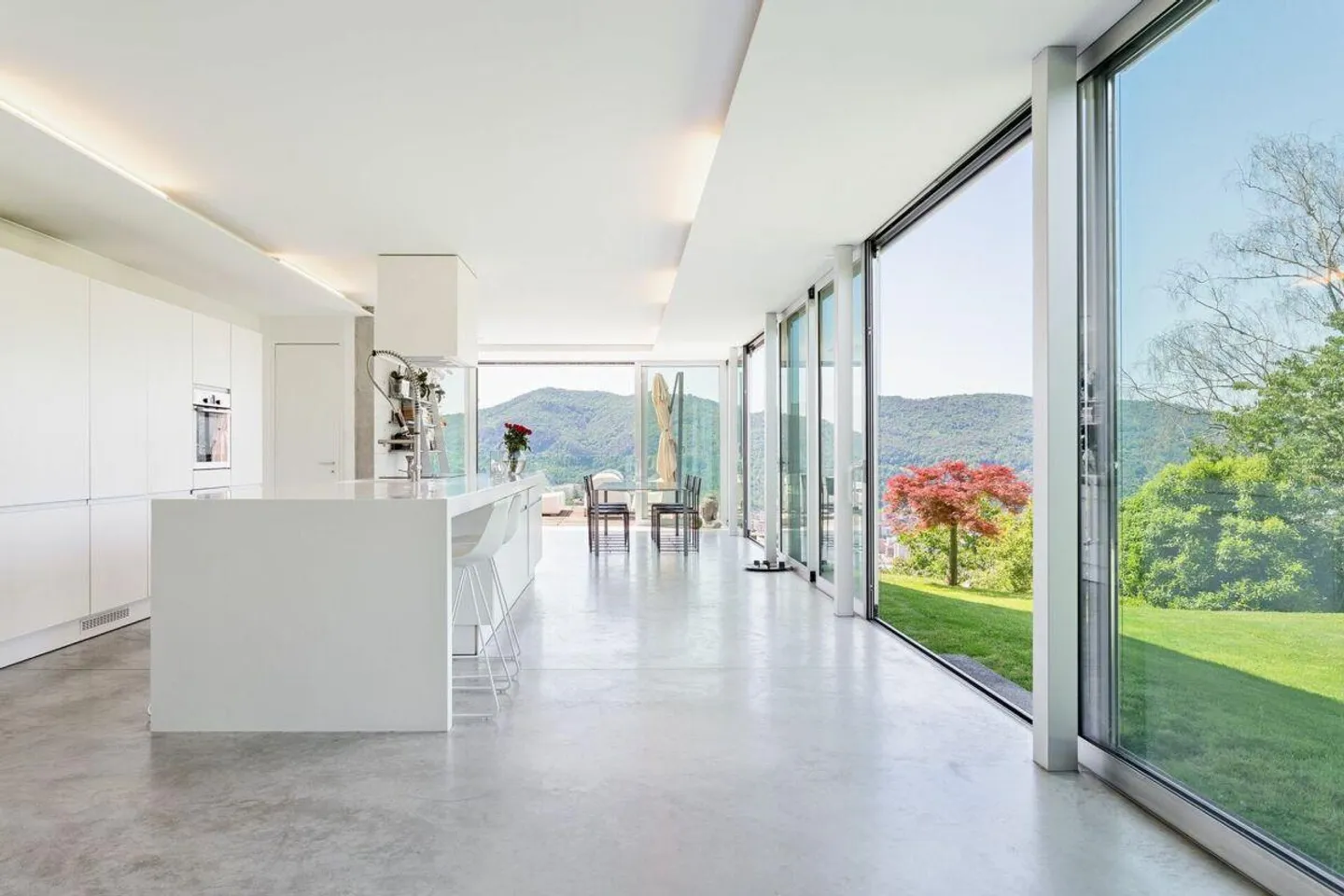 Moderne und elegante Villa mit großem Garten - Foto 6 von 10