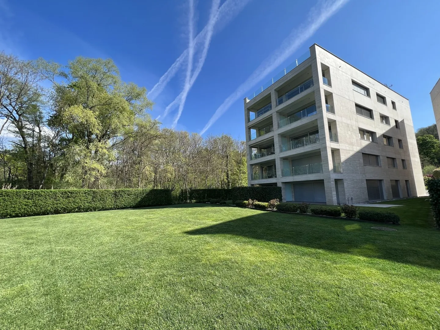 LUGANO-MUZZANO, DIRECTEMENT AU BORD DU LAC APPARTEMENT 2.5 CHAMBRES AVEC JARDIN - Photo 3 sur 15