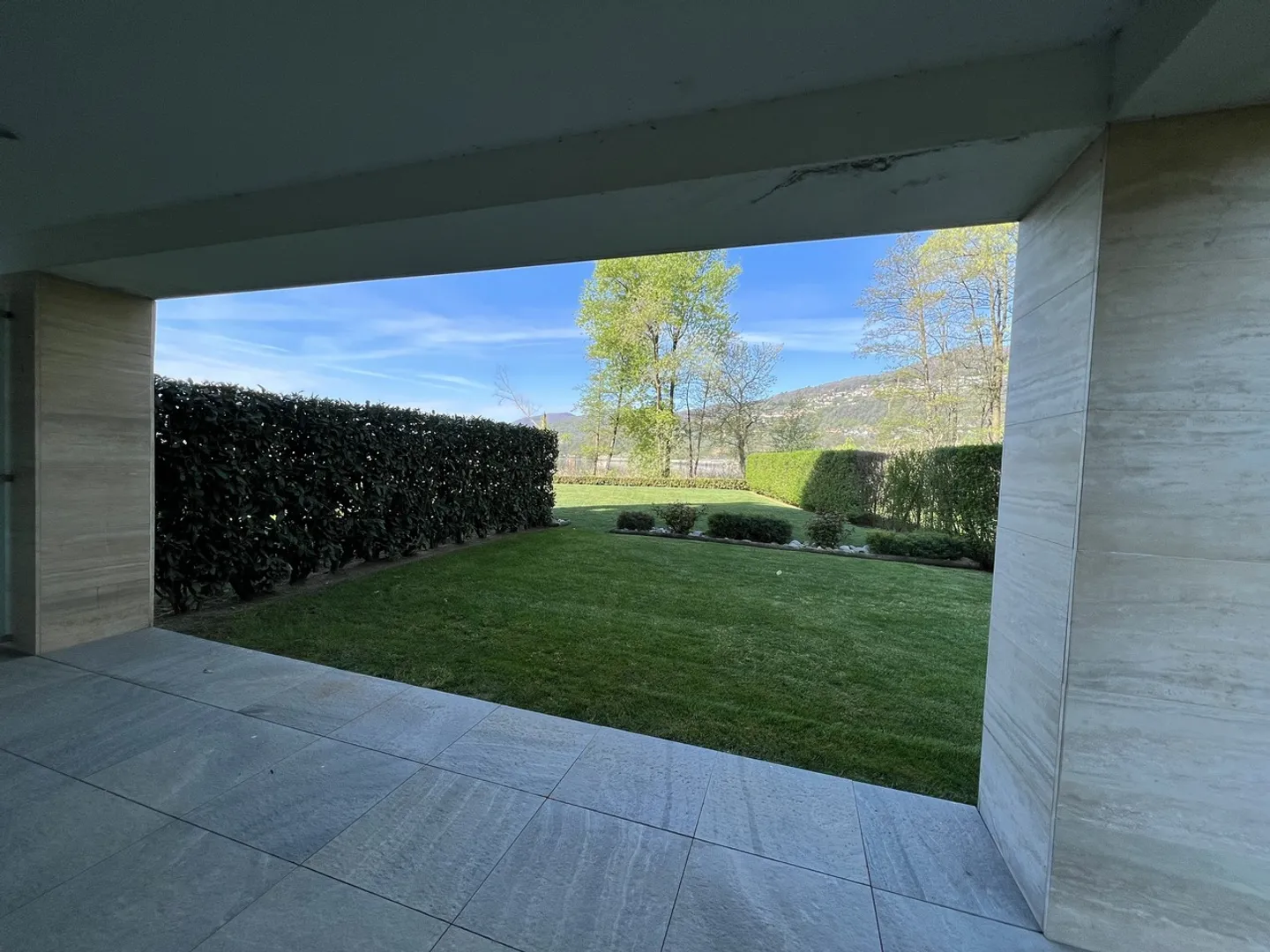 LUGANO-MUZZANO, DIRECTEMENT AU BORD DU LAC APPARTEMENT 2.5 CHAMBRES AVEC JARDIN - Photo 6 sur 15