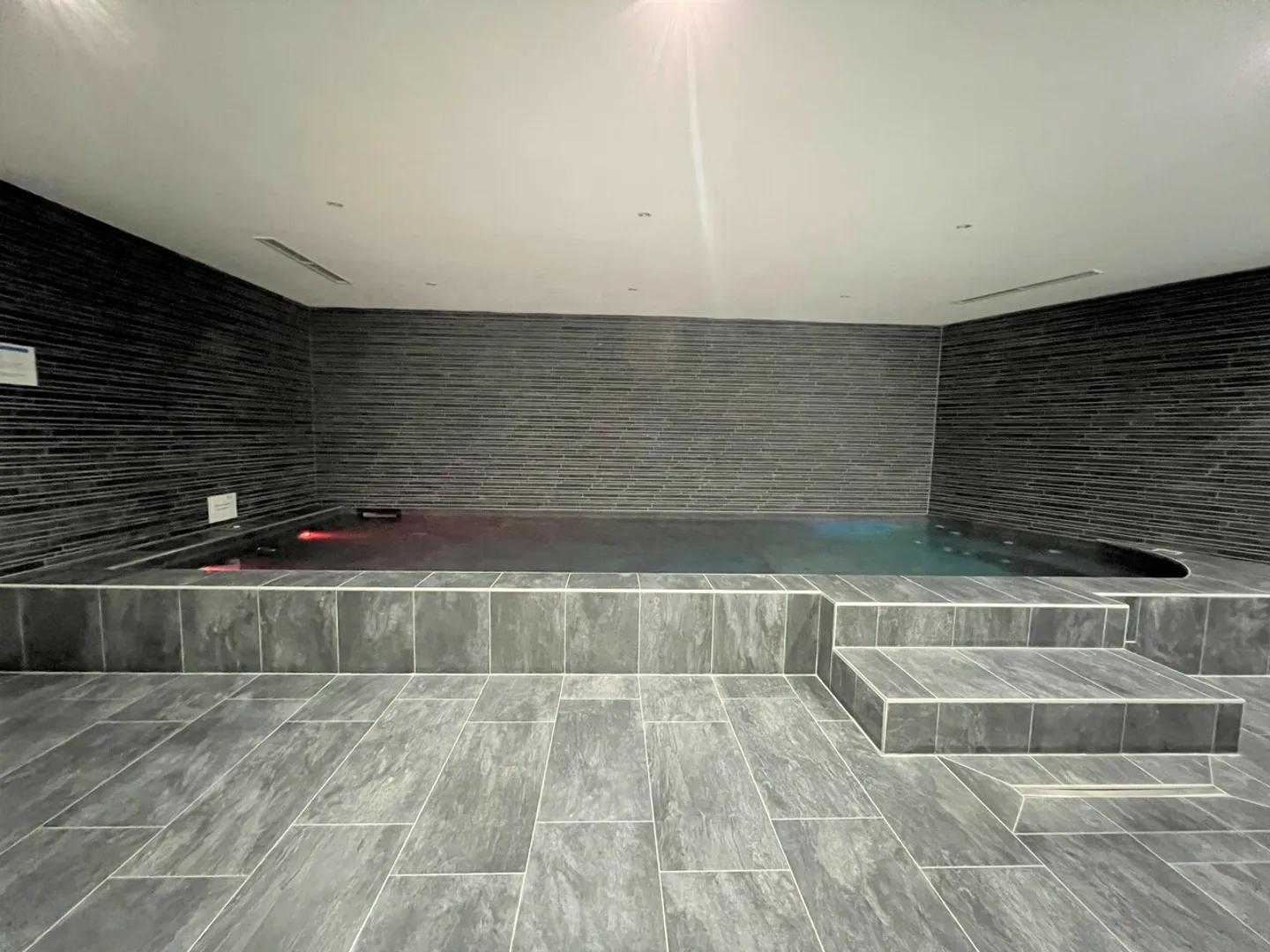 LUGANO-MUZZANO, DIRECTEMENT AU BORD DU LAC APPARTEMENT 2.5 CHAMBRES AVEC JARDIN - Photo 8 sur 15