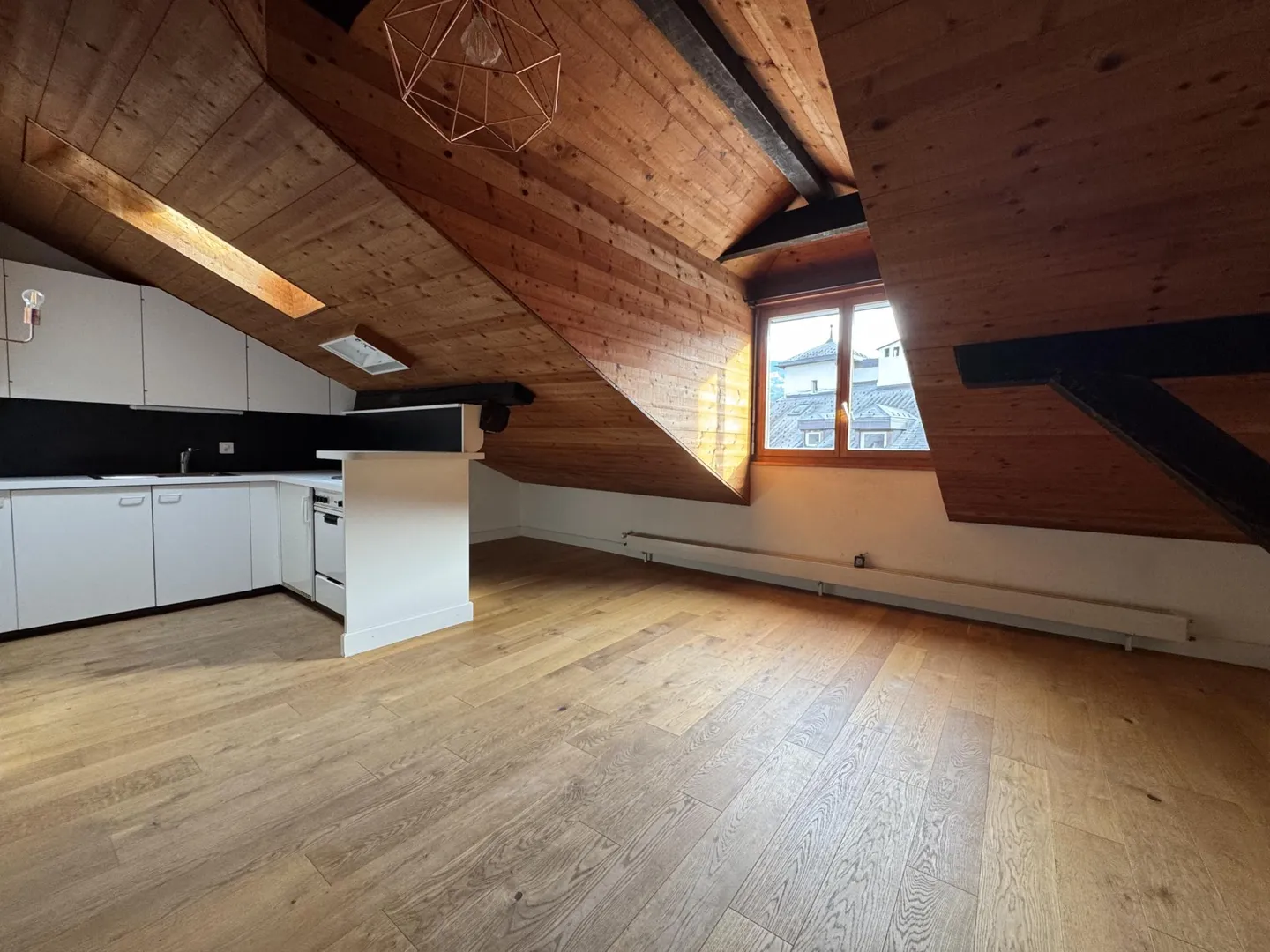 Charmant studio sous combles au coeur de la vieille ville de Sion - Photo 1 sur 5