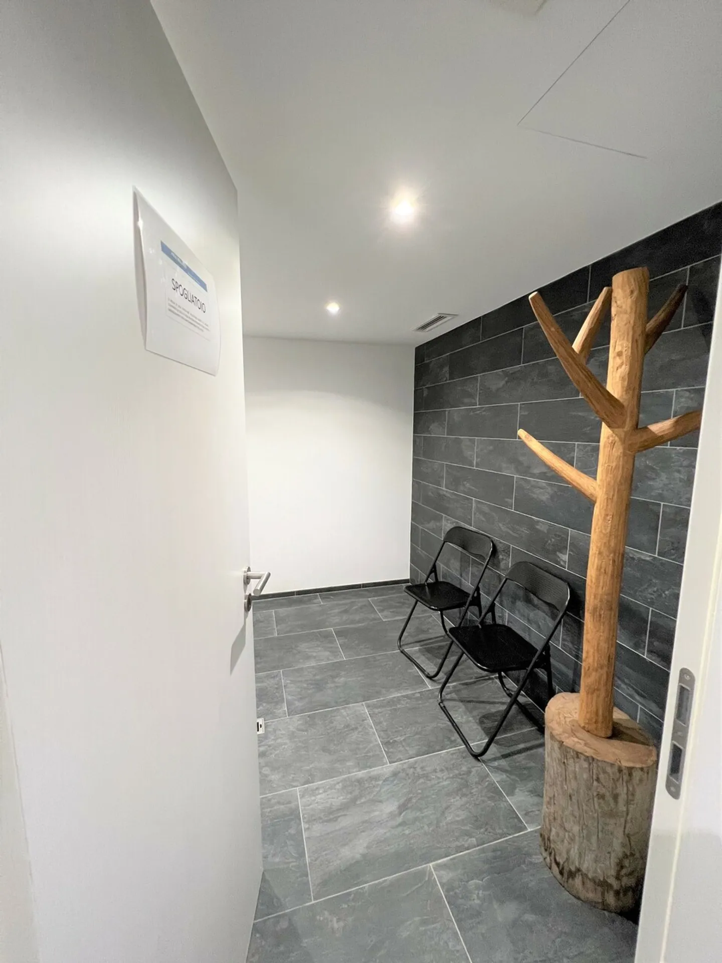 LUGANO-MUZZANO, DIRECTEMENT AU BORD DU LAC APPARTEMENT 2.5 CHAMBRES AVEC JARDIN - Photo 11 sur 15