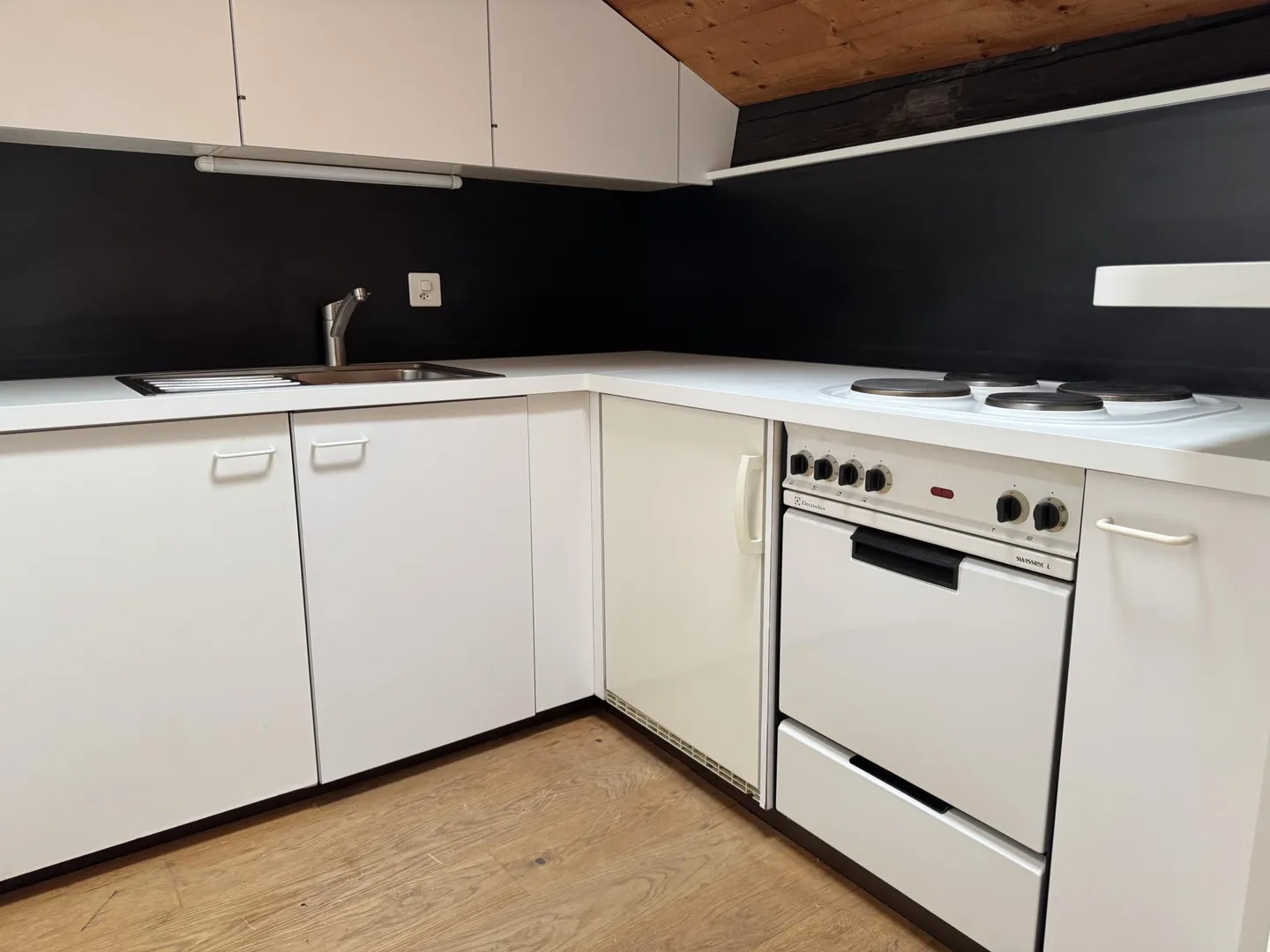 Charmant studio sous combles au coeur de la vieille ville de Sion - Photo 3 sur 5