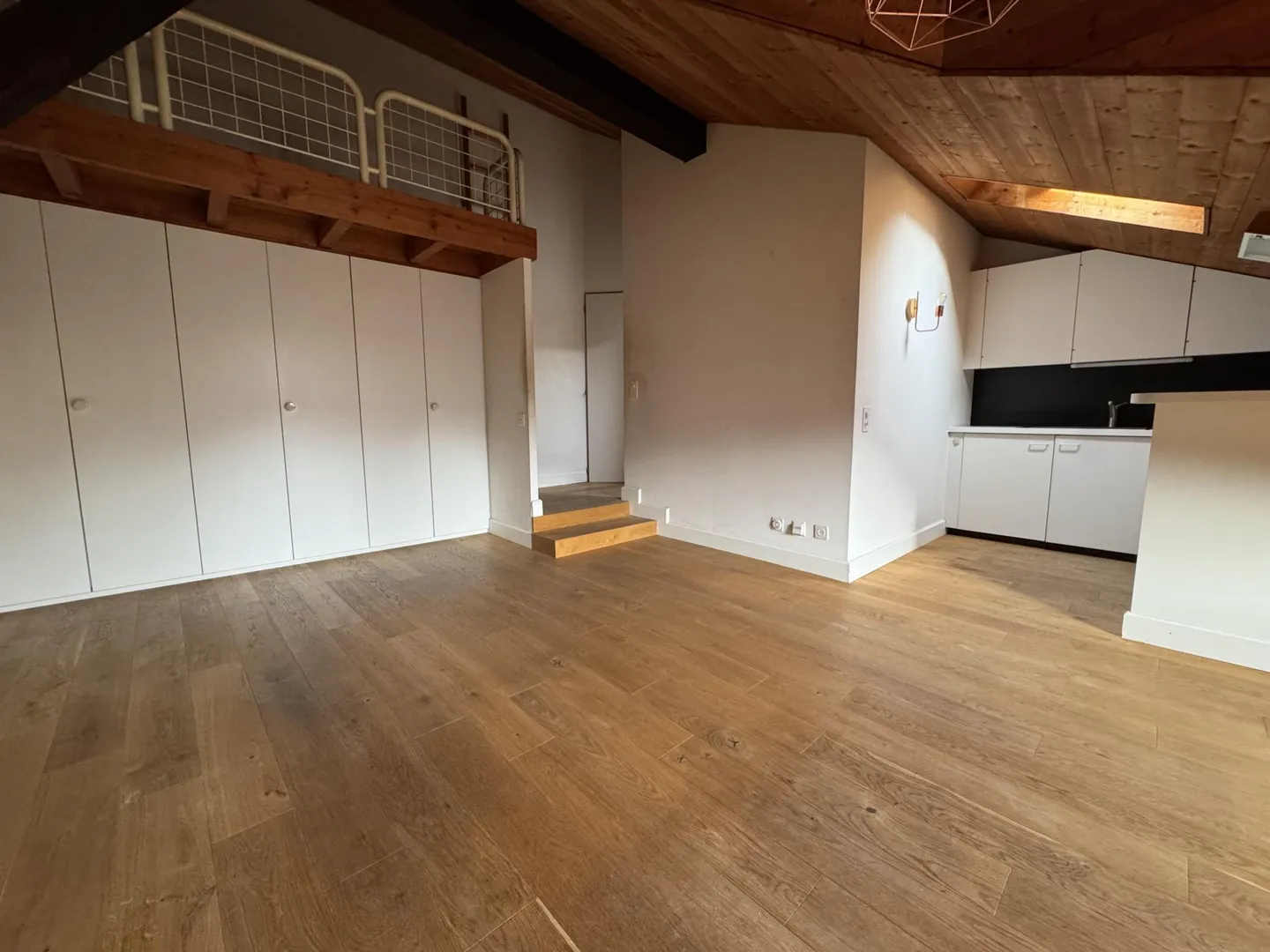 Charmant studio sous combles au coeur de la vieille ville de Sion - Photo 4 sur 5