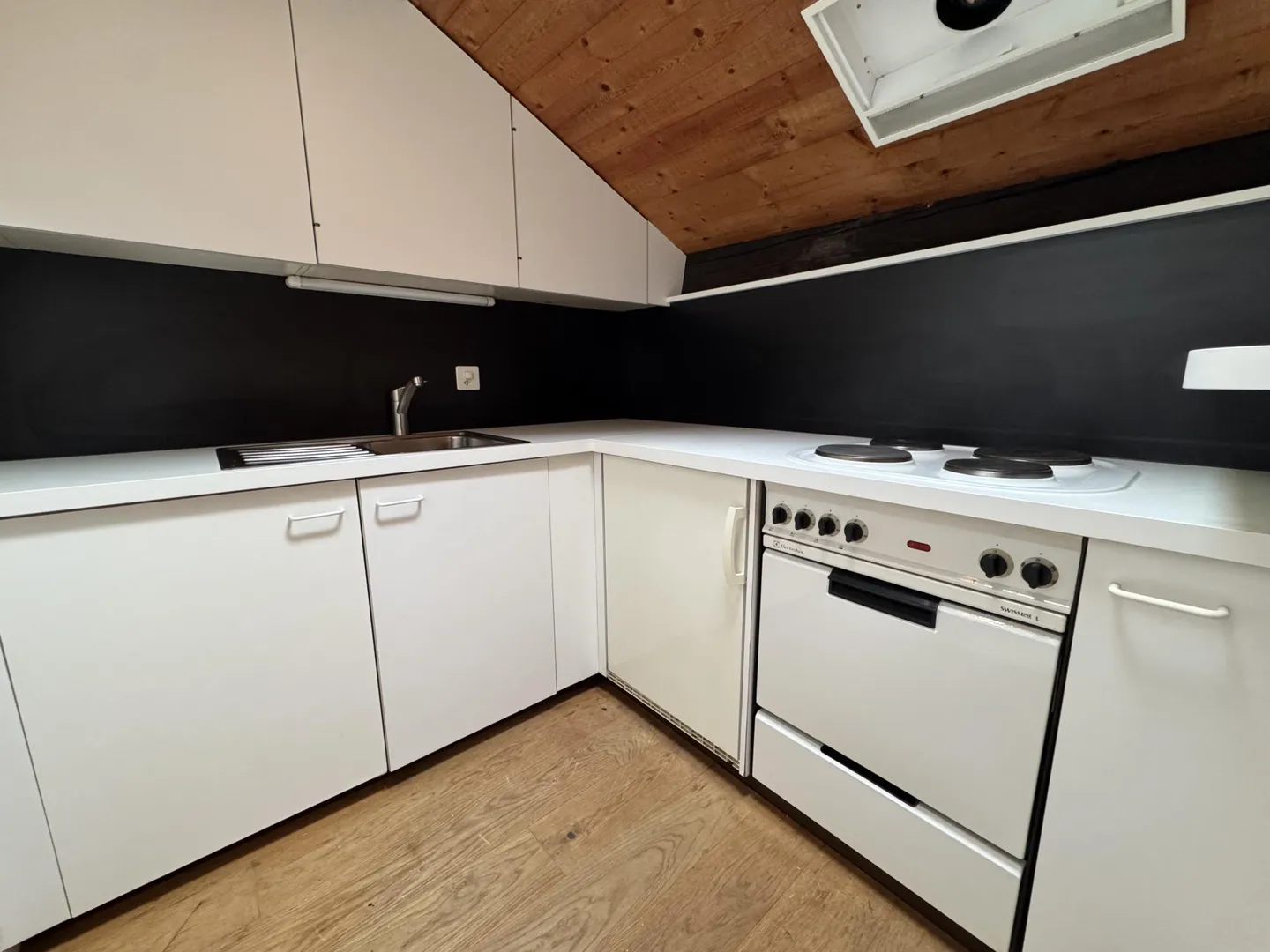 Charmant studio sous combles au coeur de la vieille ville de Sion - Photo 2 sur 5