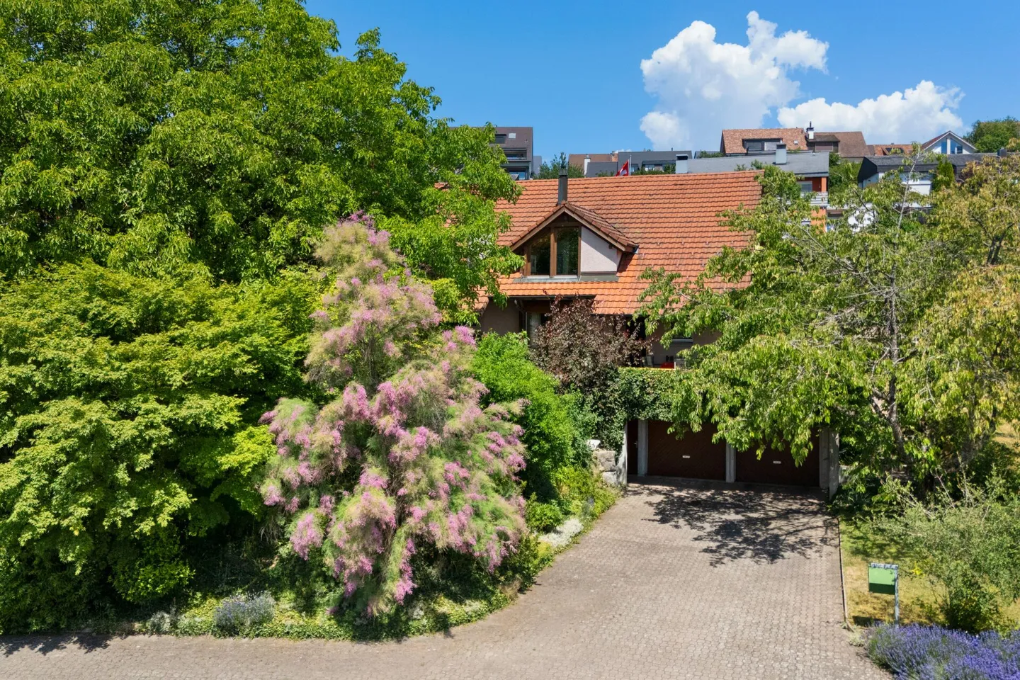 Spacious 6½-room single-family house with a dream garden oasis - Photo 2 of 22