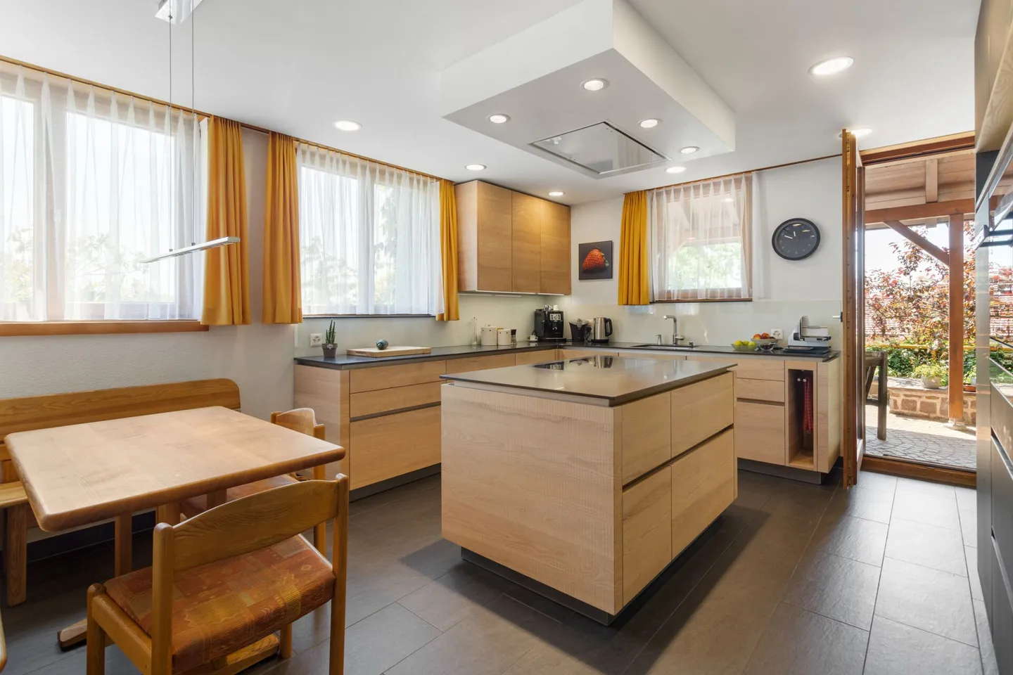 Spacious 6½-room single-family house with a dream garden oasis - Photo 3 of 22