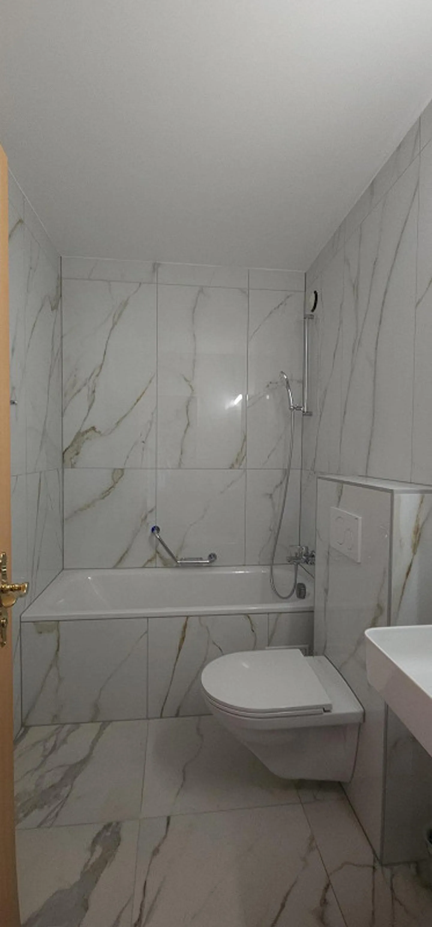 Renovated 4-room apartment in a well-connected location - Photo 3 of 10