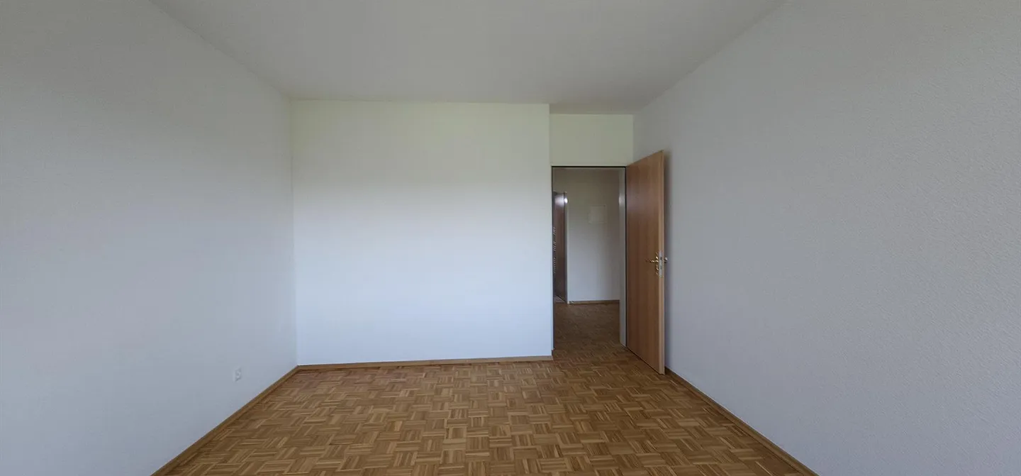 Renovated 4-room apartment in a well-connected location - Photo 4 of 10