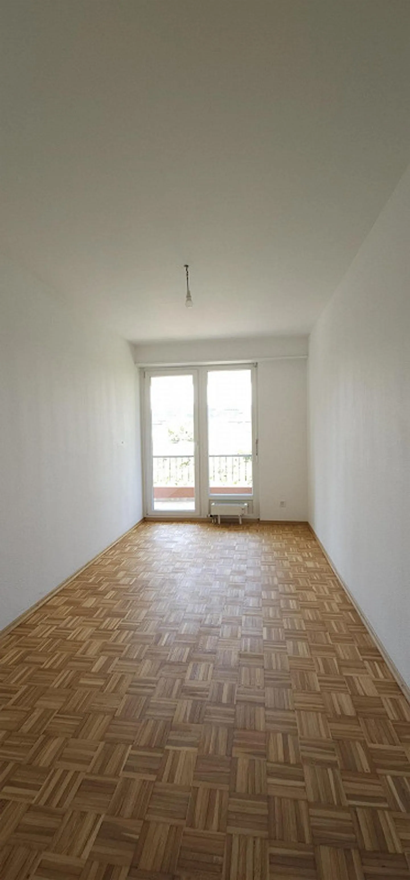 Renovated 4-room apartment in a well-connected location - Photo 5 of 10