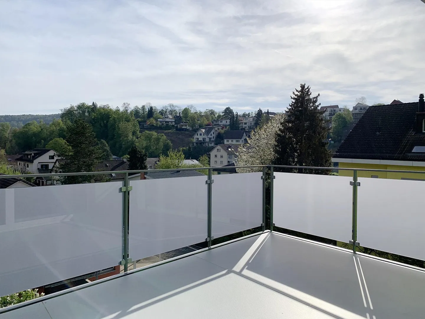 Moderno appartamento singolo con grande balcone nel verde - Foto 4 di 9