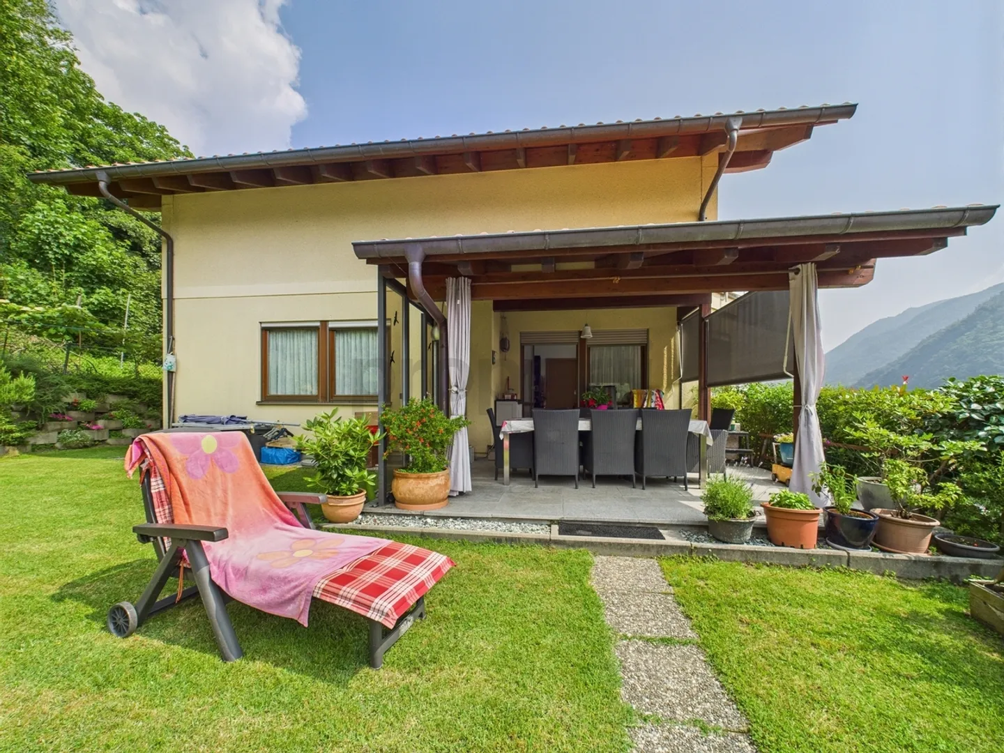 Wunderschönes Einfamilienhaus mit 4,5 Zimmern und Garten in Sigirino - Foto 2 von 12