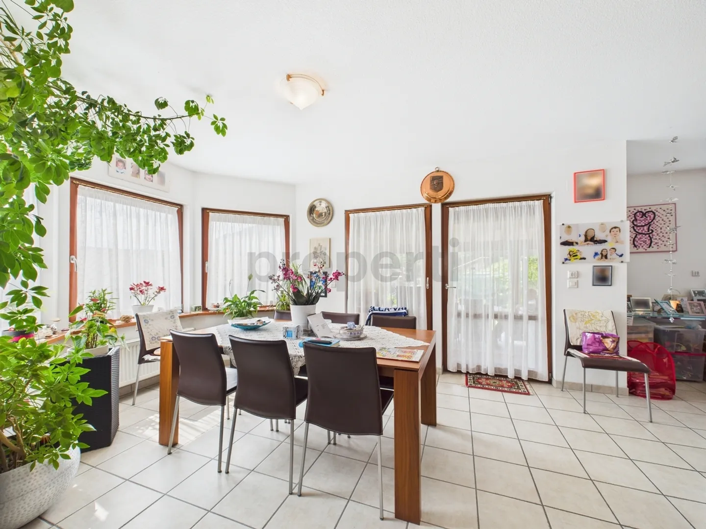 Wunderschönes Einfamilienhaus mit 4,5 Zimmern und Garten in Sigirino - Foto 4 von 12
