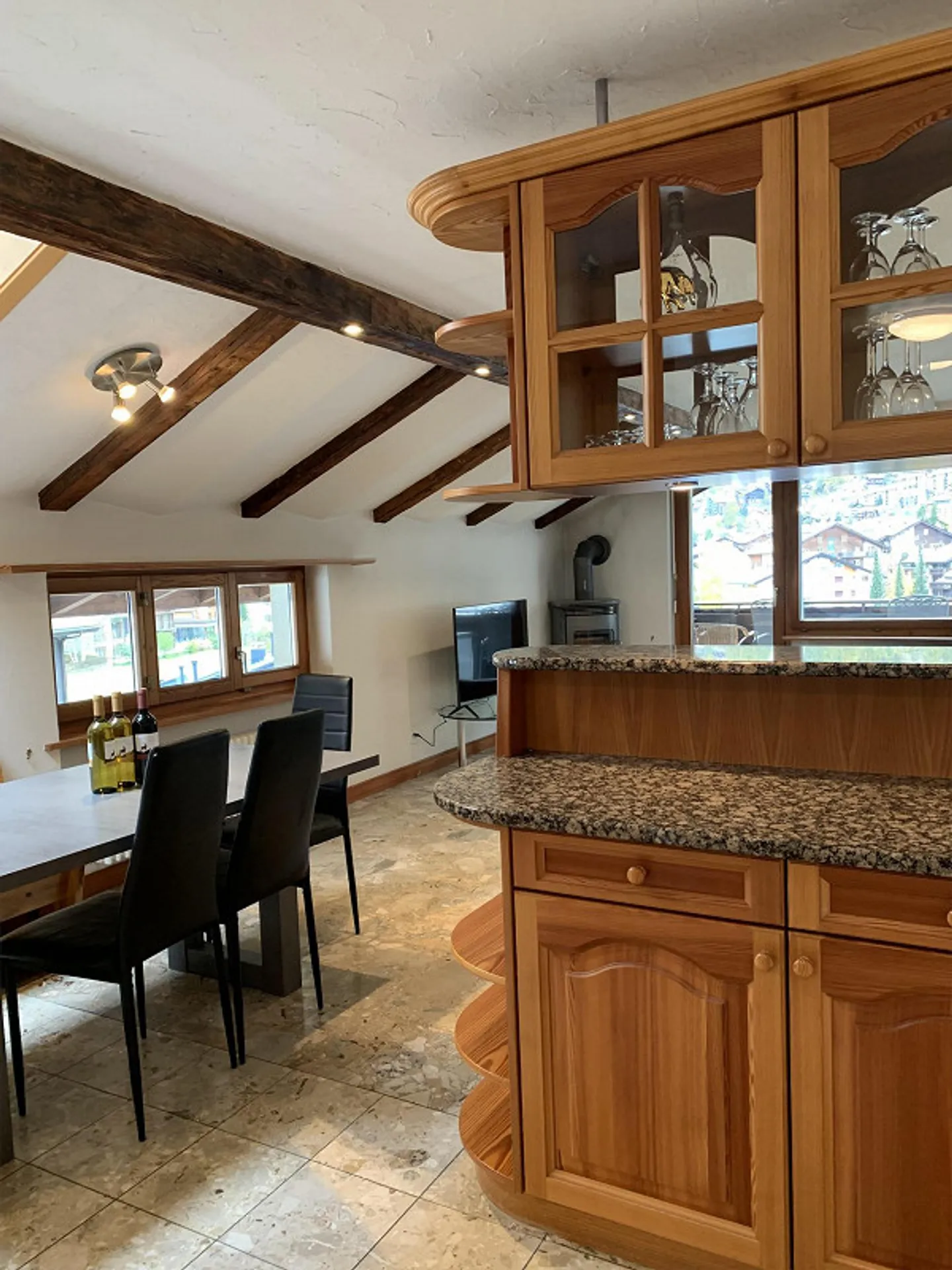 Luminoso e accogliente appartamento mansardato di 3,5 locali in affitto - Foto 2 di 8