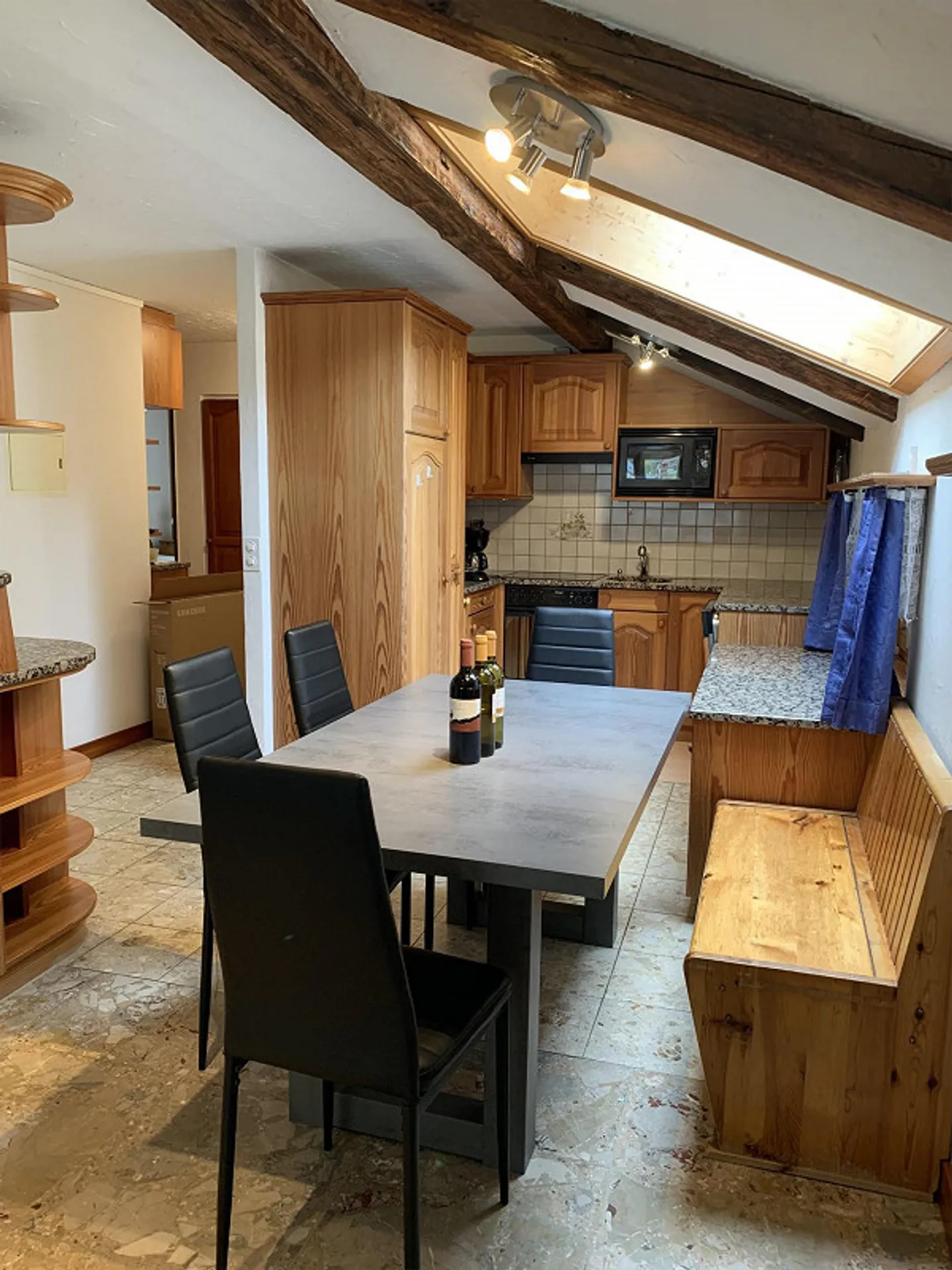 Luminoso e accogliente appartamento mansardato di 3,5 locali in affitto - Foto 3 di 8