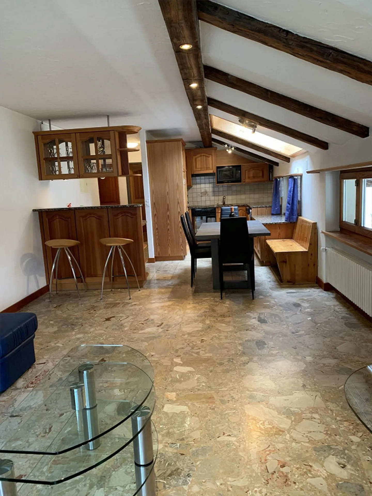 Luminoso e accogliente appartamento mansardato di 3,5 locali in affitto - Foto 4 di 8