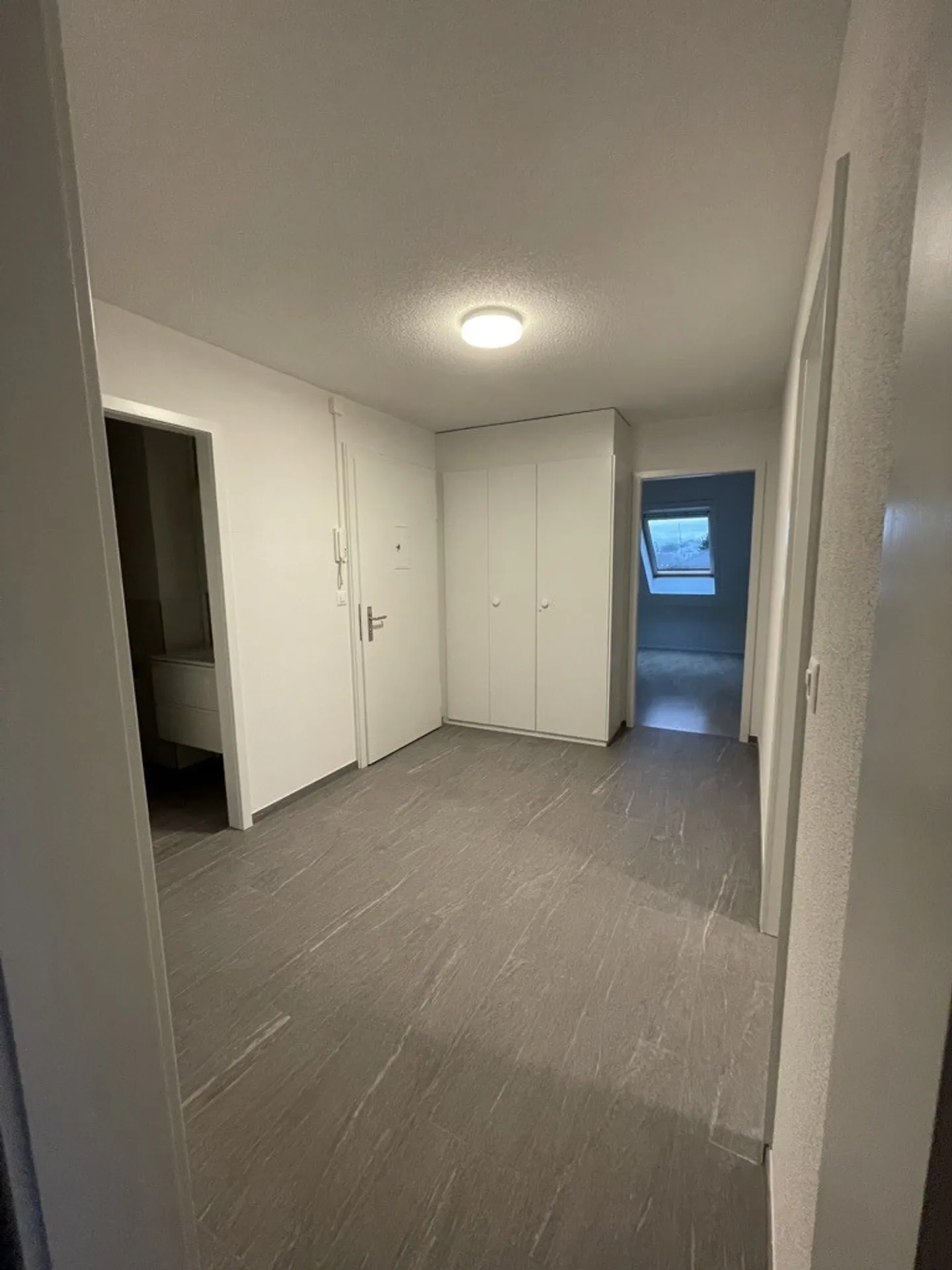 Moderne 3.5-Zimmer-Dachwohnung in Liebefeld – mit Balkon - Foto 4 von 9