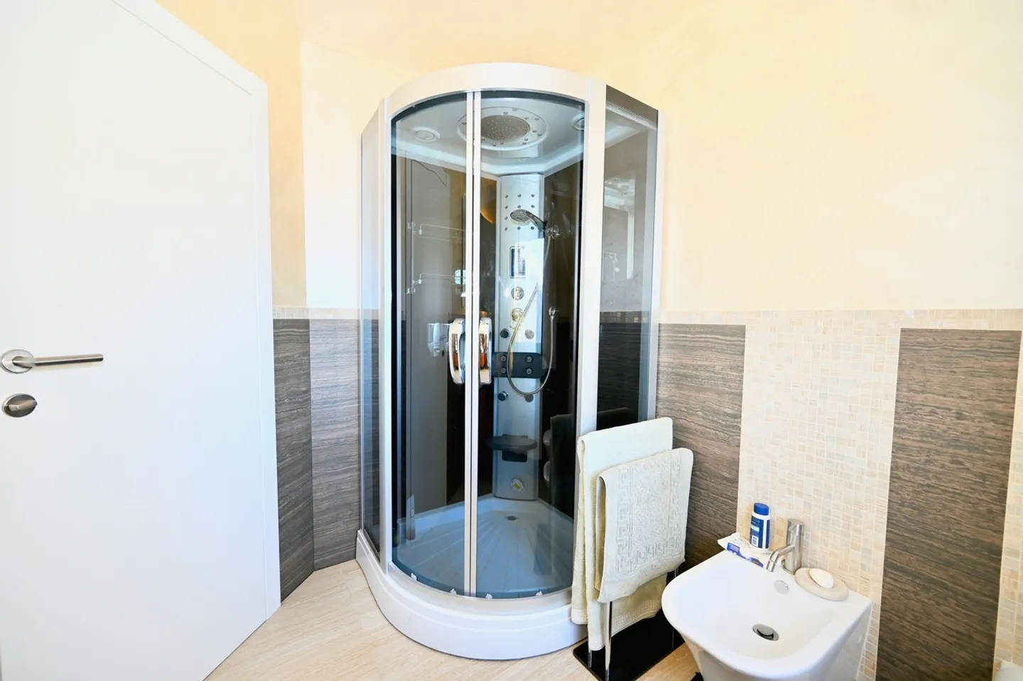 Modern Villa with Heated Pool in Agra - Collina d'Oro - Photo 13 of 20