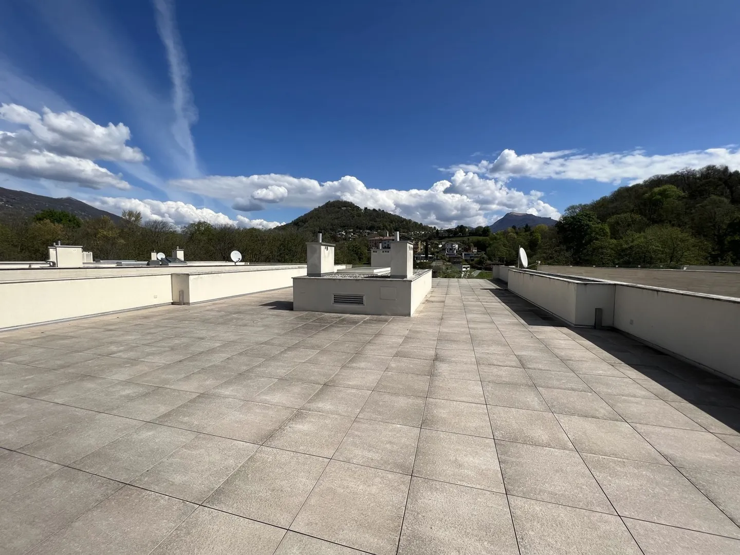 LUGANO-MUZZANO, DIRECTLY ON THE LAKE PENTHOUSE 5.5 ROOMS WITH LARGE TERRACE OVERLOOKING THE LAKE - Photo 6 of 12