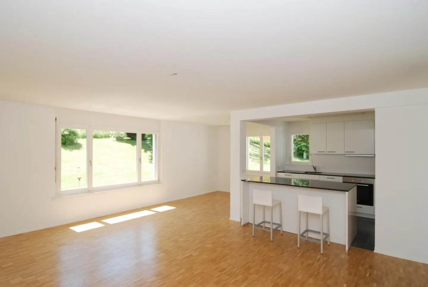 Charming apartment with cozy seating area - Photo 2 of 6