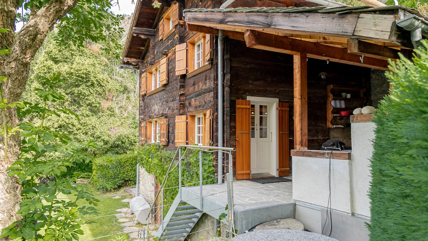 Casa straordinaria in una posizione da sogno sopra Raron - Foto 2 di 13