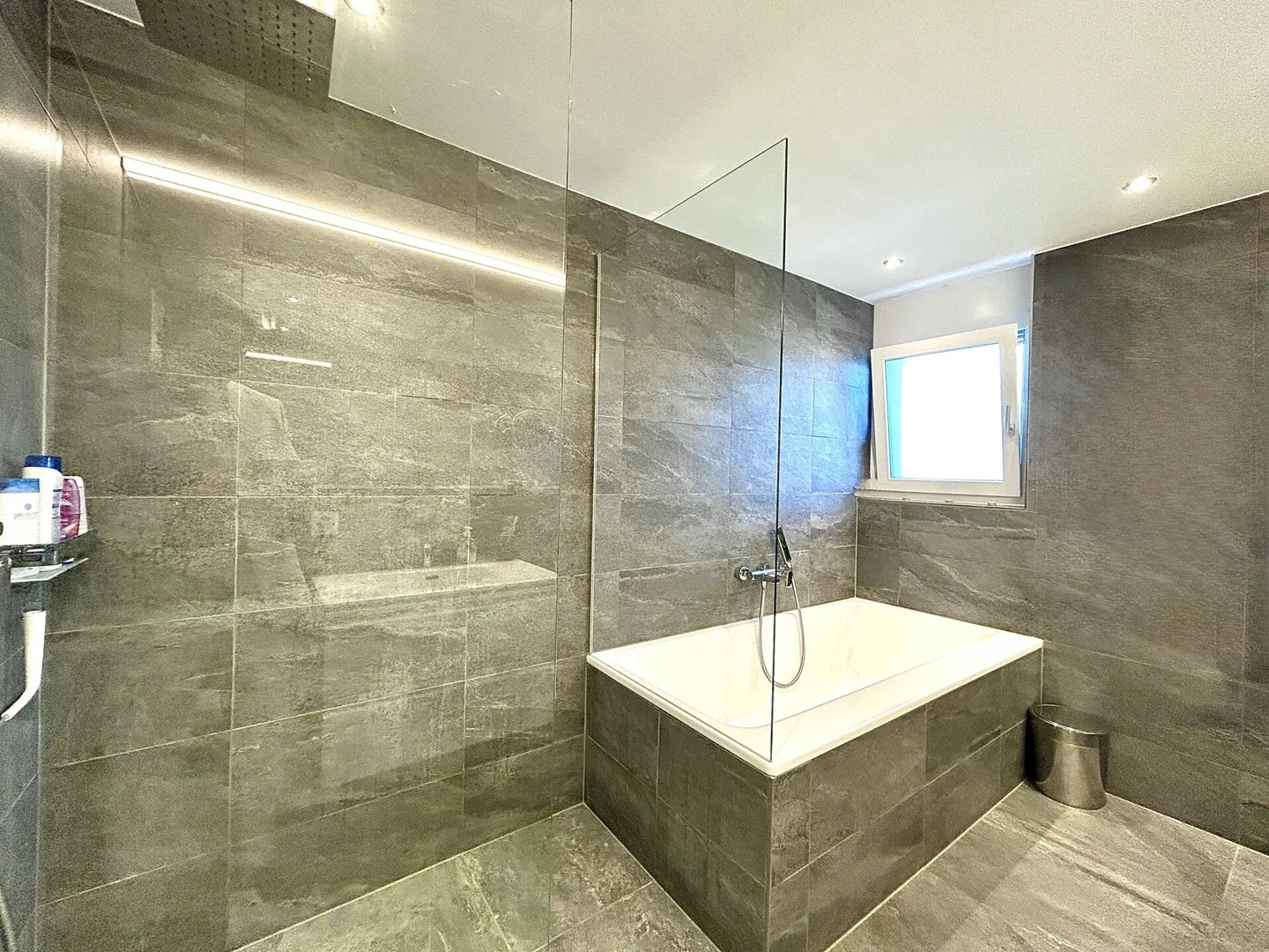Dreamlike 6.5 Room Apartment with Whirlpool! - Photo 17 of 21