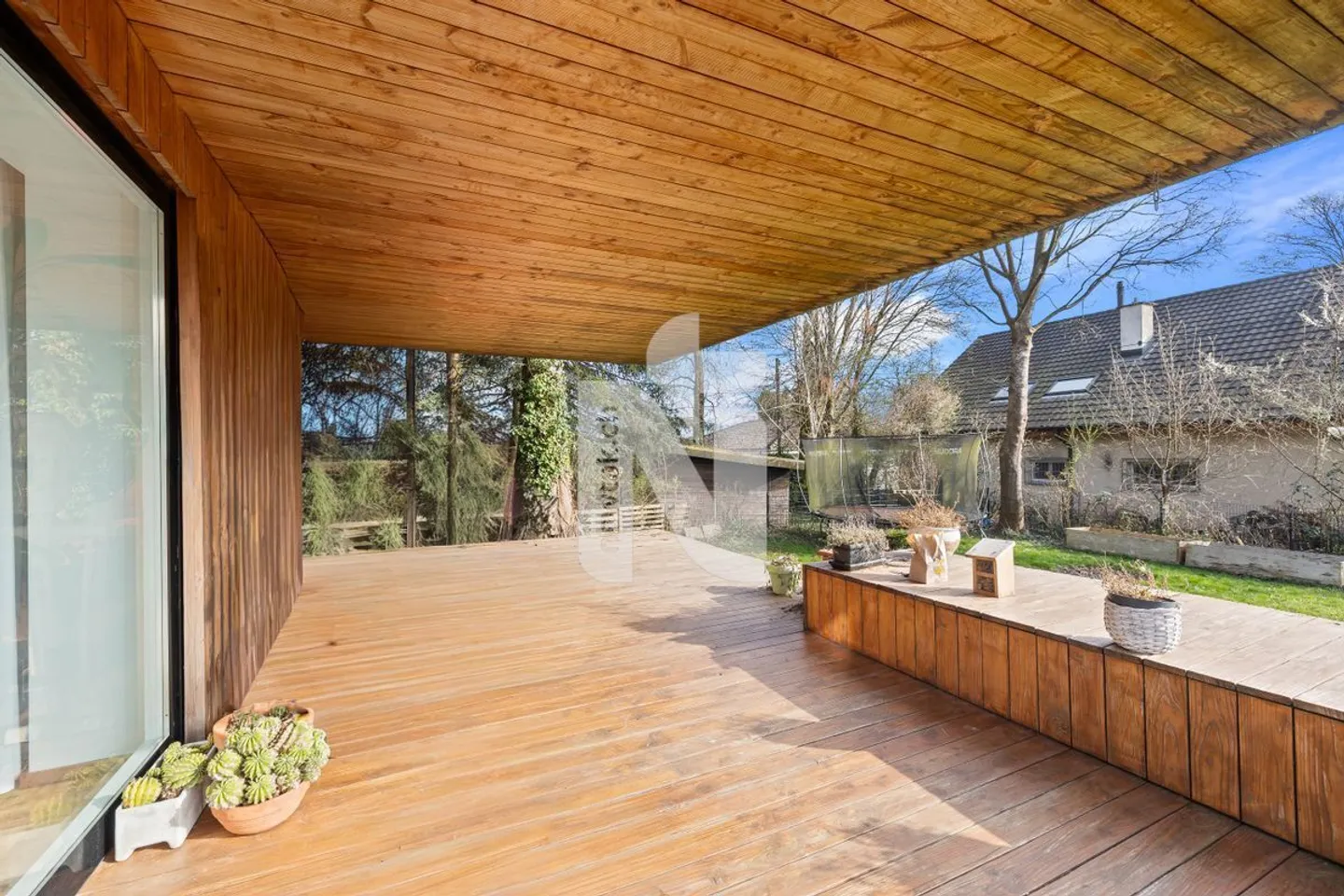 Tranquillo, adatto alle famiglie, moderno con giardino e design unico - Foto 7 di 13