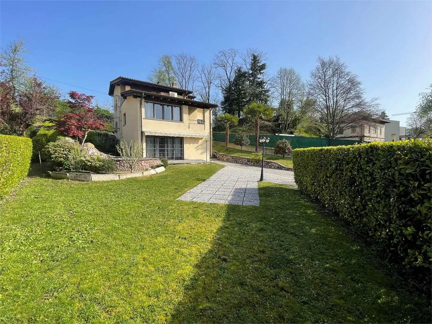 Villa bifamiliare a Stabio con ampio giardino privato - Foto 1 di 13