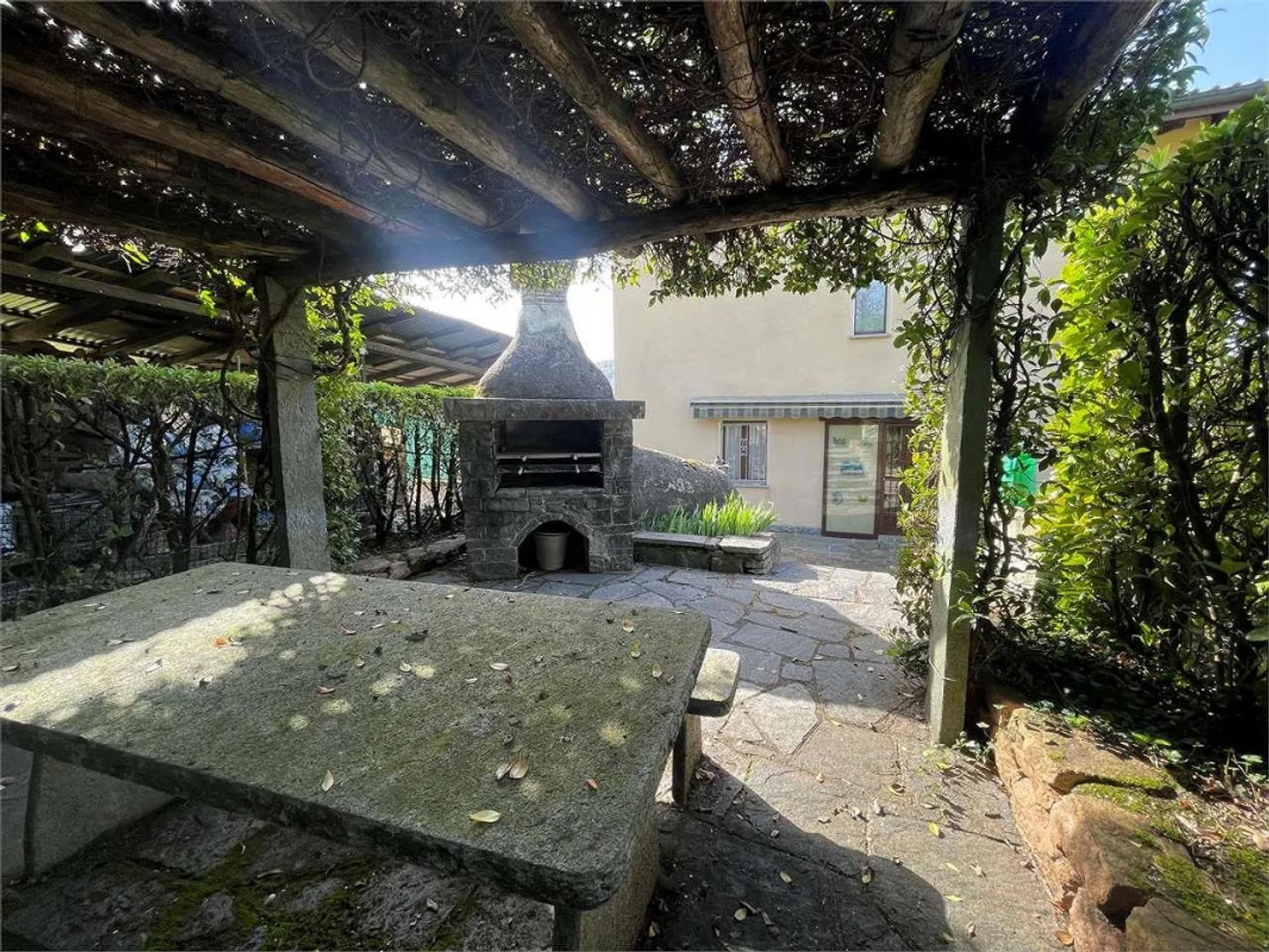 Villa bifamiliare a Stabio con ampio giardino privato - Foto 3 di 13