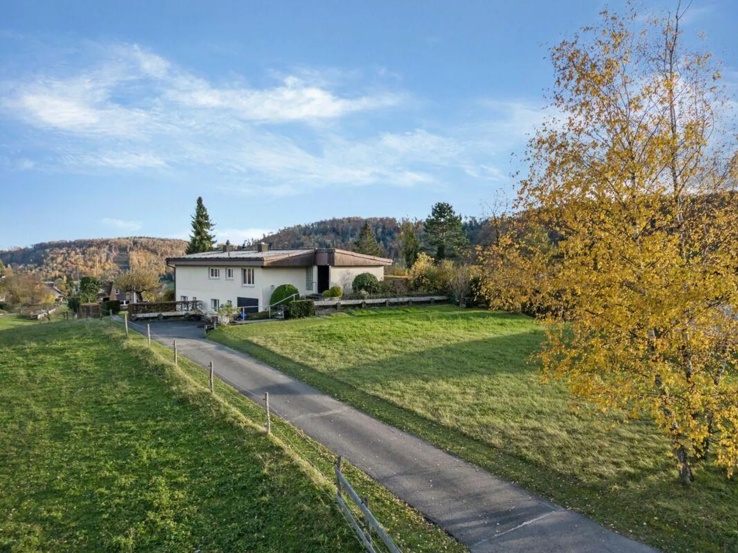 Viel Platz, Ruhe & Privatsphäre - freistehendes Einfamilienhaus mit viel Potenzial - Foto 2 von 21