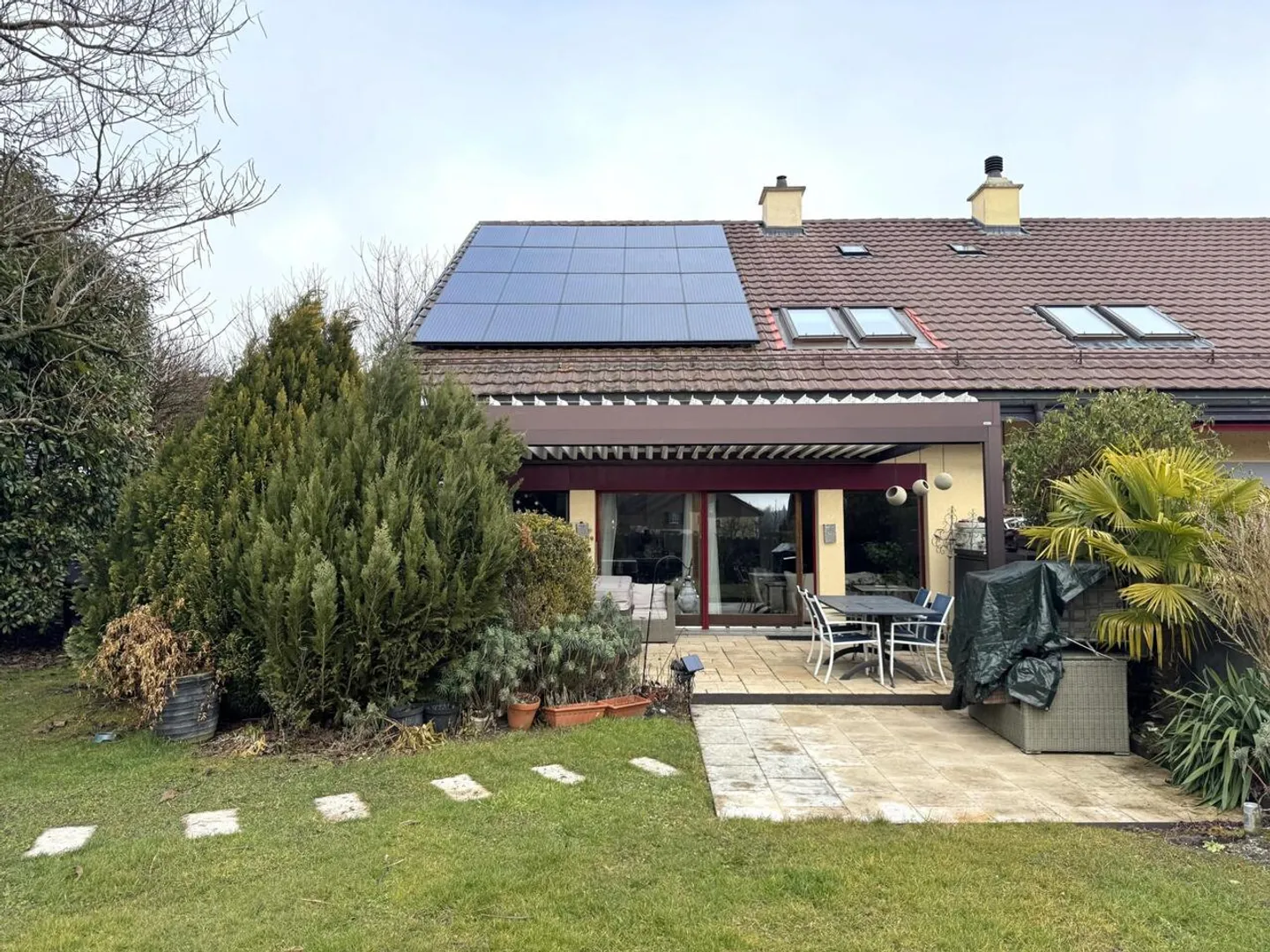Villa bifamiliare con giardino splendidamente curato e fiorito - Foto 10 di 13