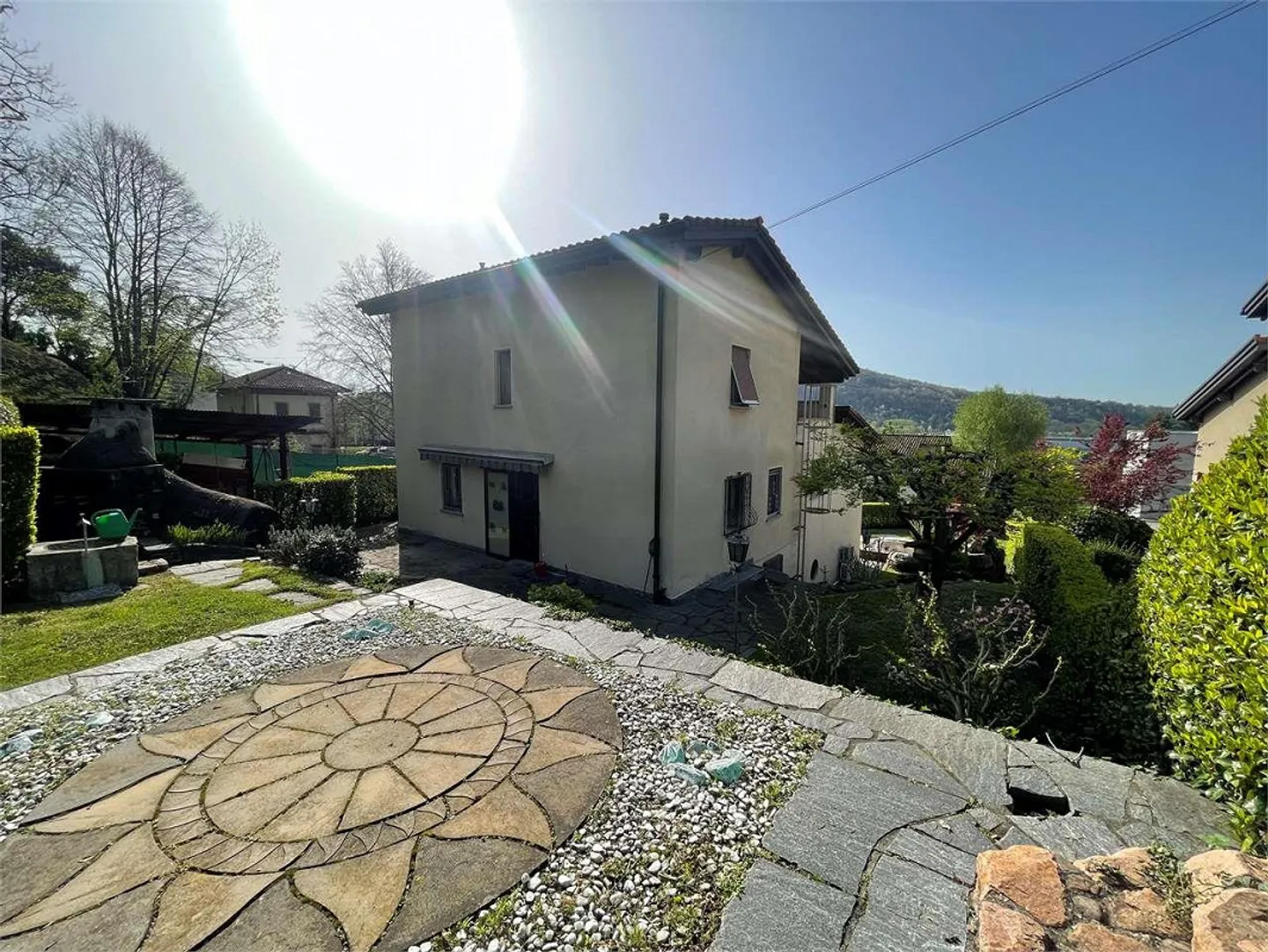 Villa bifamiliare a Stabio con ampio giardino privato - Foto 2 di 13