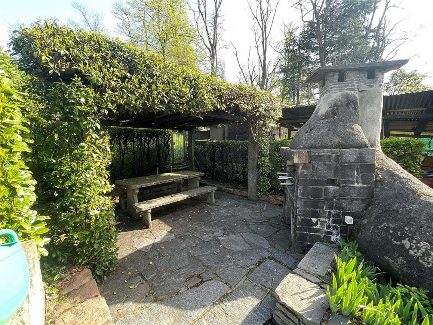 Villa bifamiliare a Stabio con ampio giardino privato - Foto 4 di 13