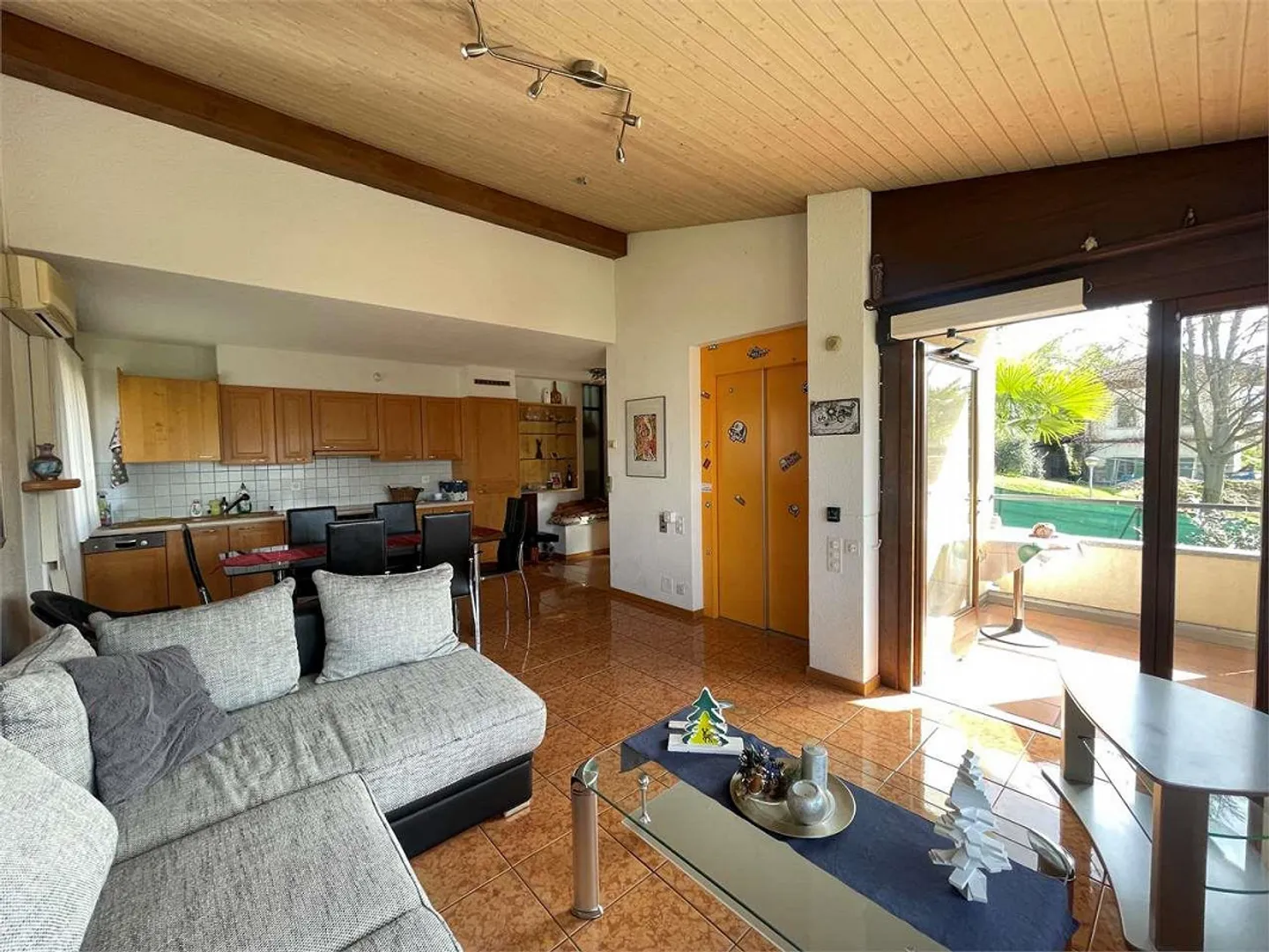 Villa bifamiliare a Stabio con ampio giardino privato - Foto 10 di 13