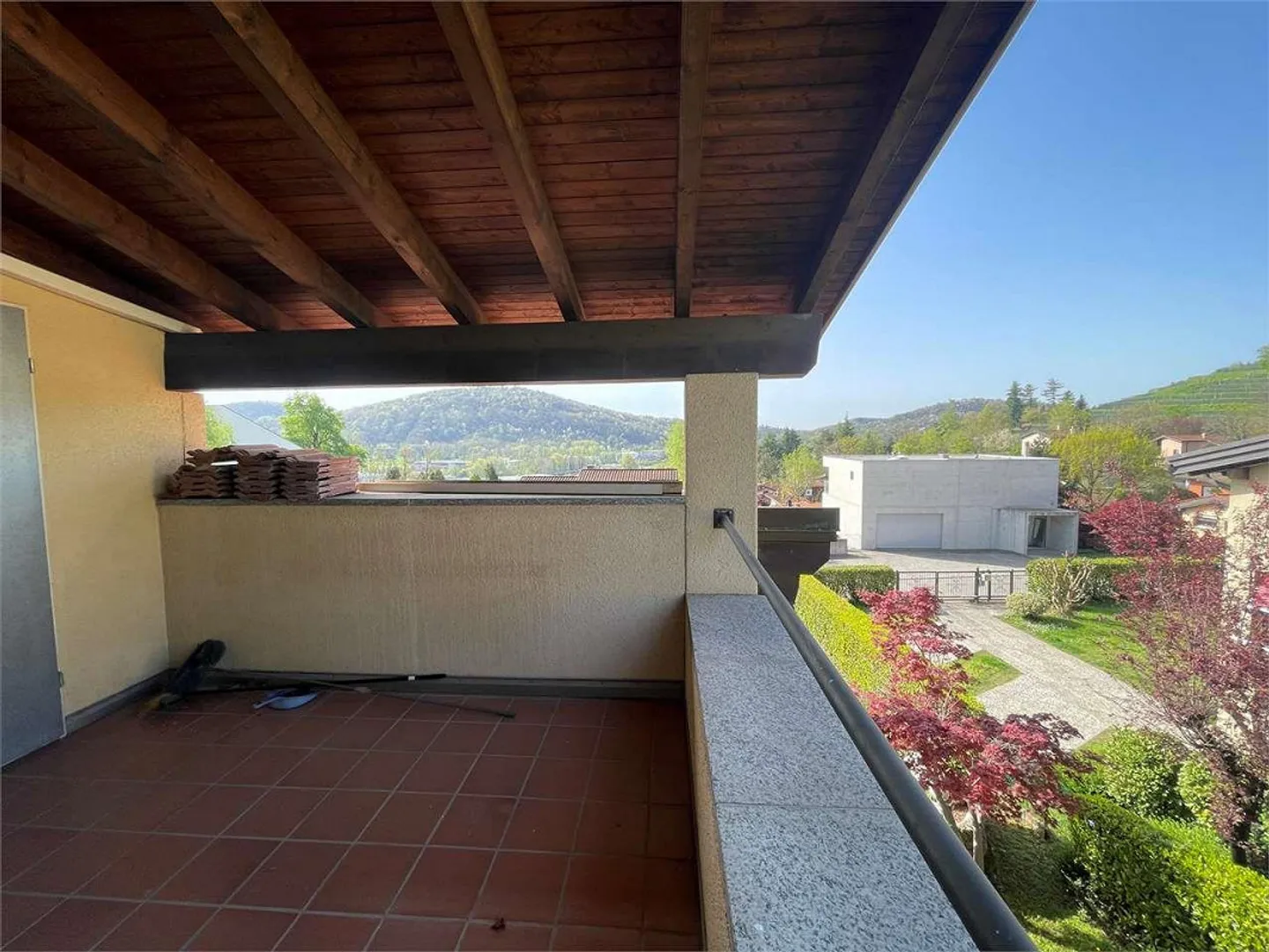 Villa bifamiliare a Stabio con ampio giardino privato - Foto 8 di 13