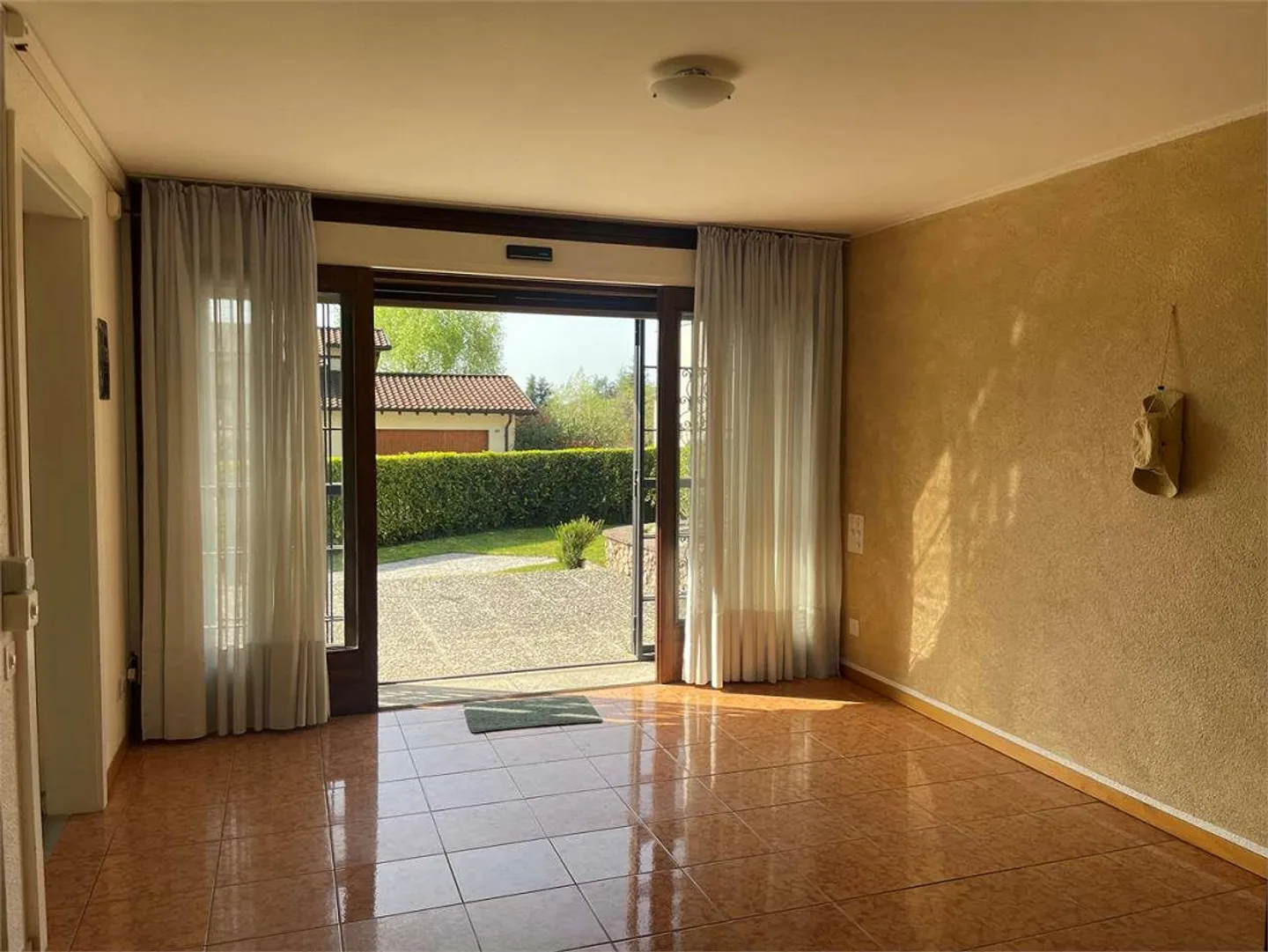 Villa bifamiliare a Stabio con ampio giardino privato - Foto 12 di 13