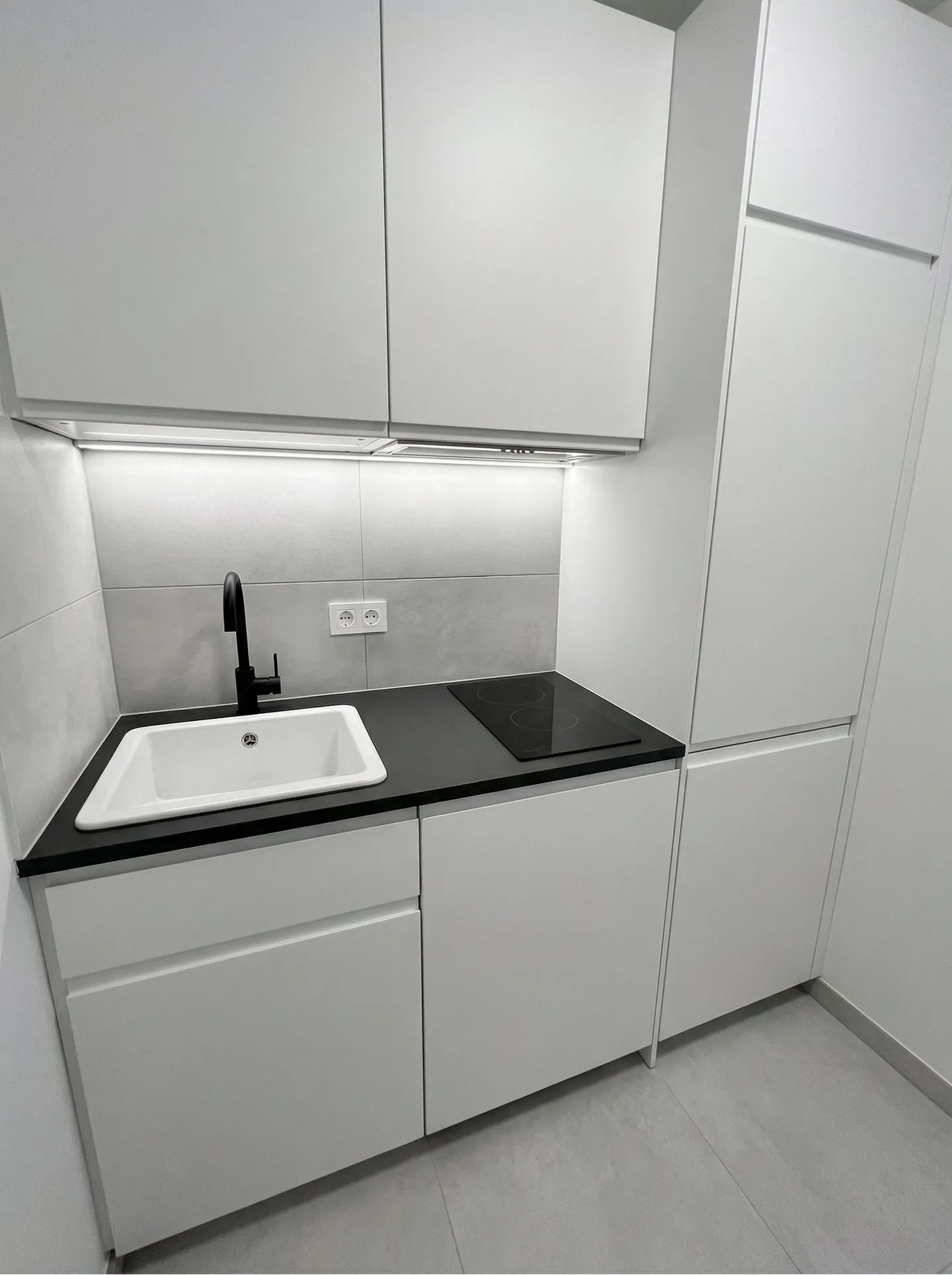 Contemporary Studio with Pool - Photo 2 of 3