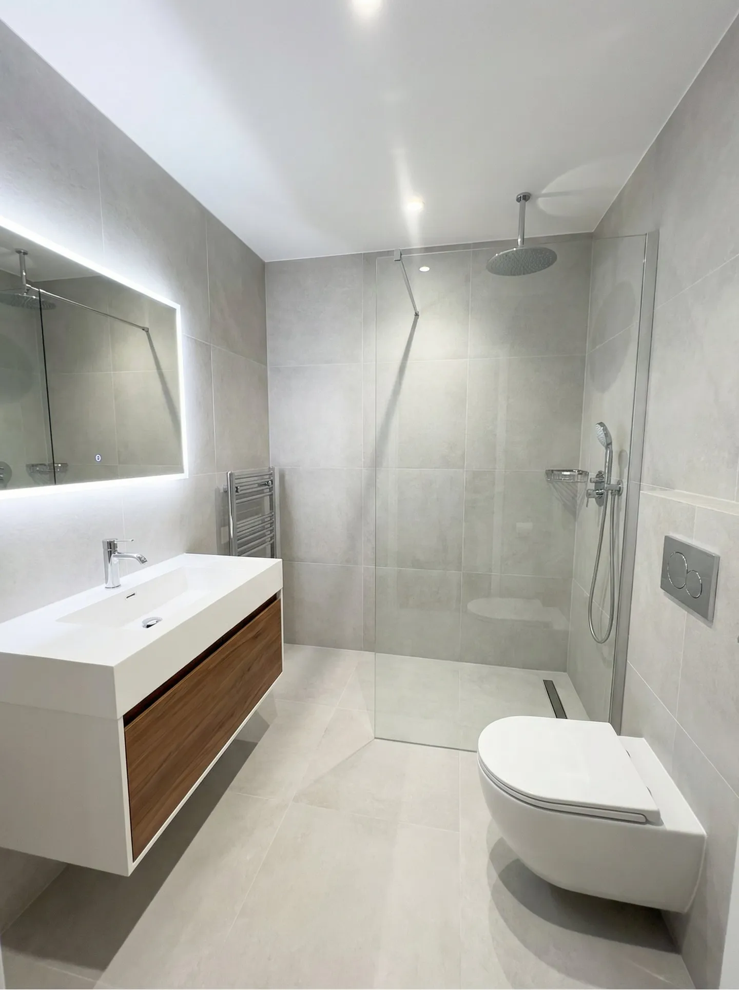 Contemporary Studio with Pool - Photo 3 of 3