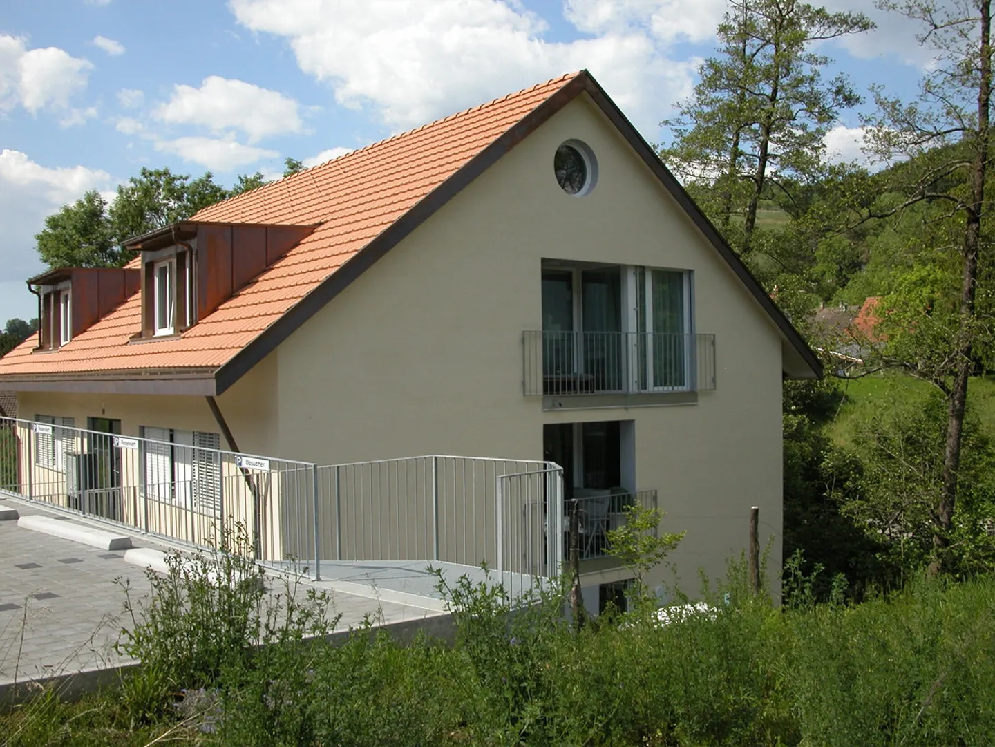 Bright & modern 3.5 room apartment in a nature-friendly environment - Photo 2 of 14