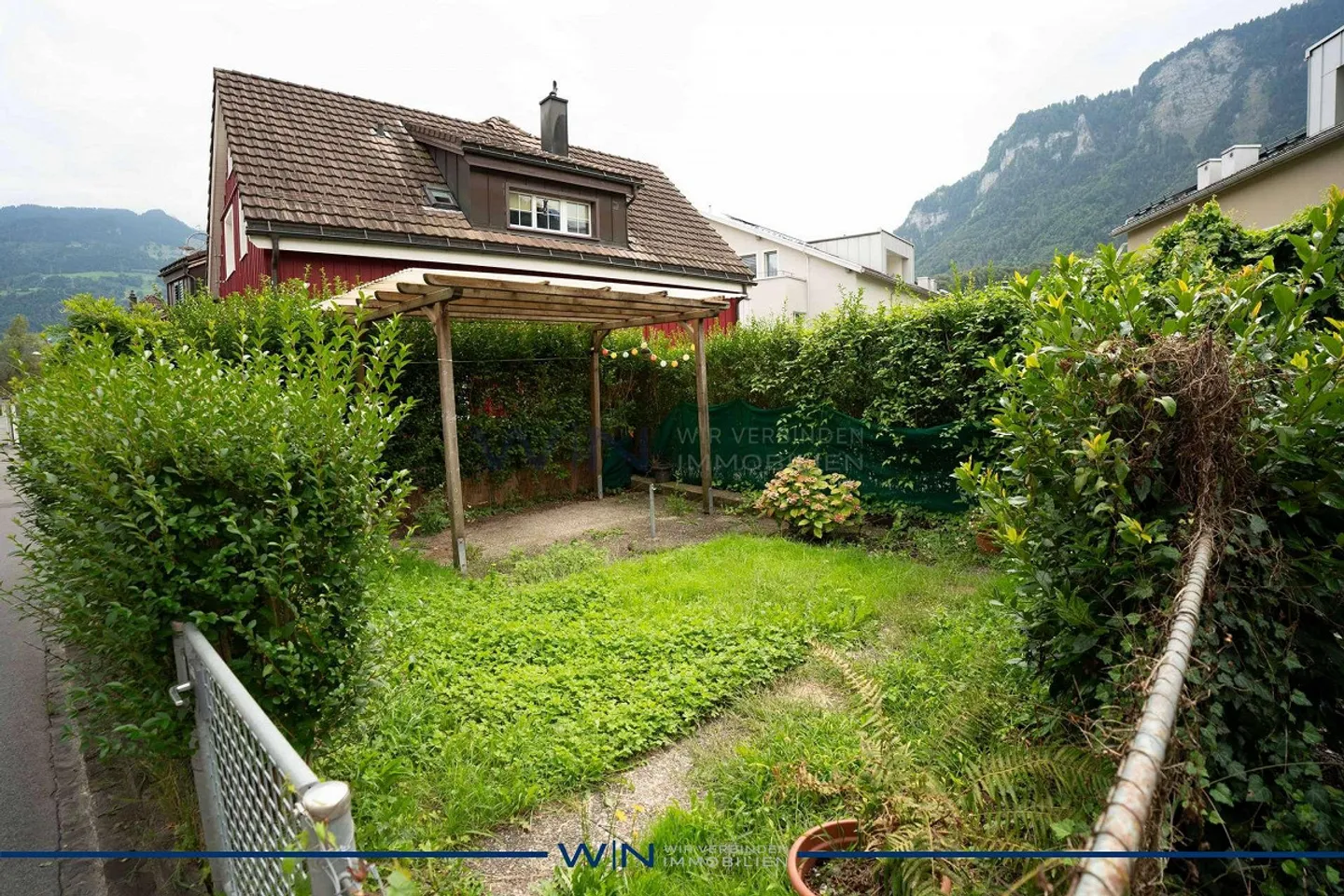 Maison mitoyenne avec potentiel - jardin en option inclus - Photo 4 sur 10