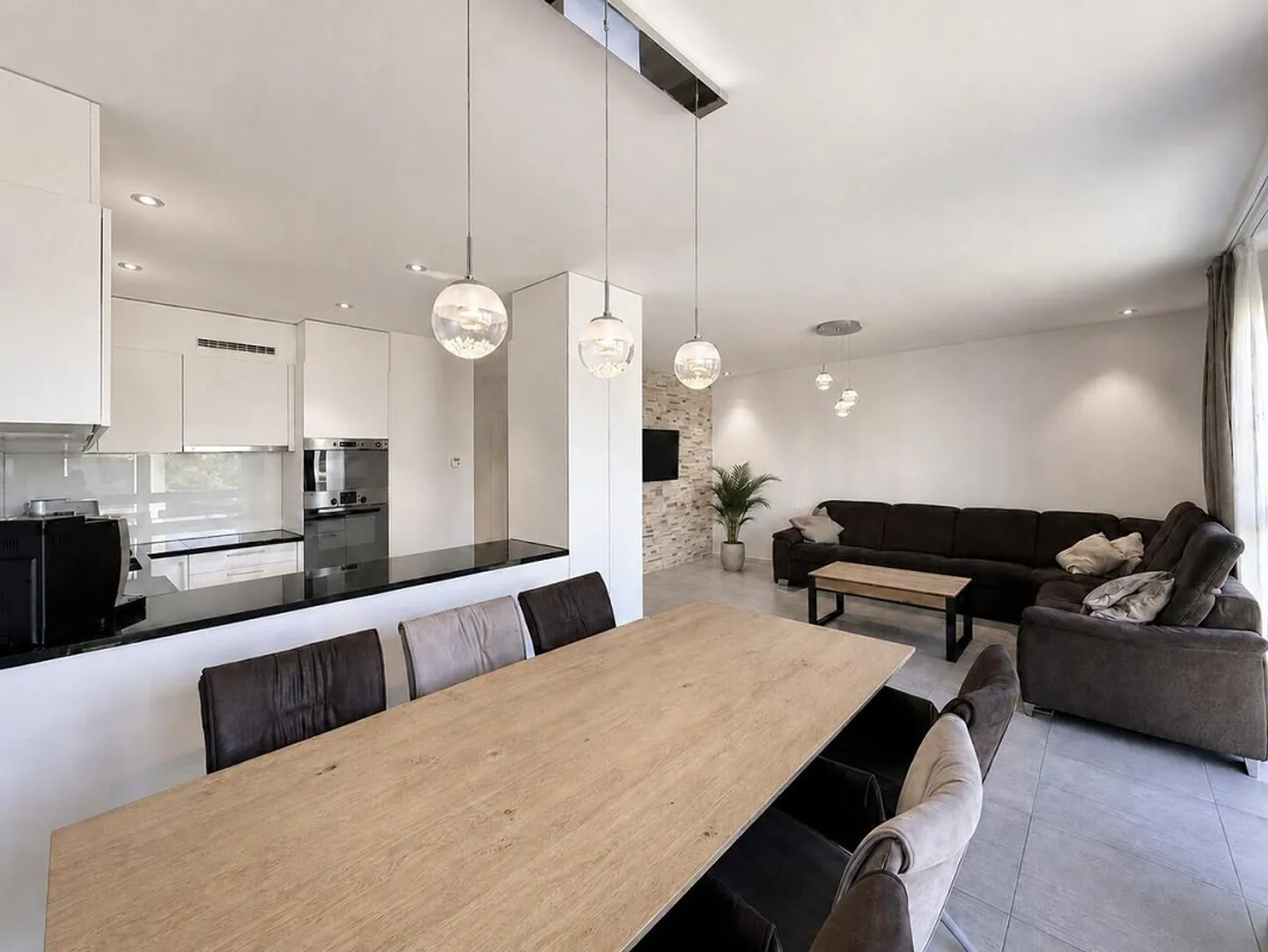 Appartamento 4.5 stanze come nuovo con vista sulla città vecchia a Klingnau - Foto 2 di 13