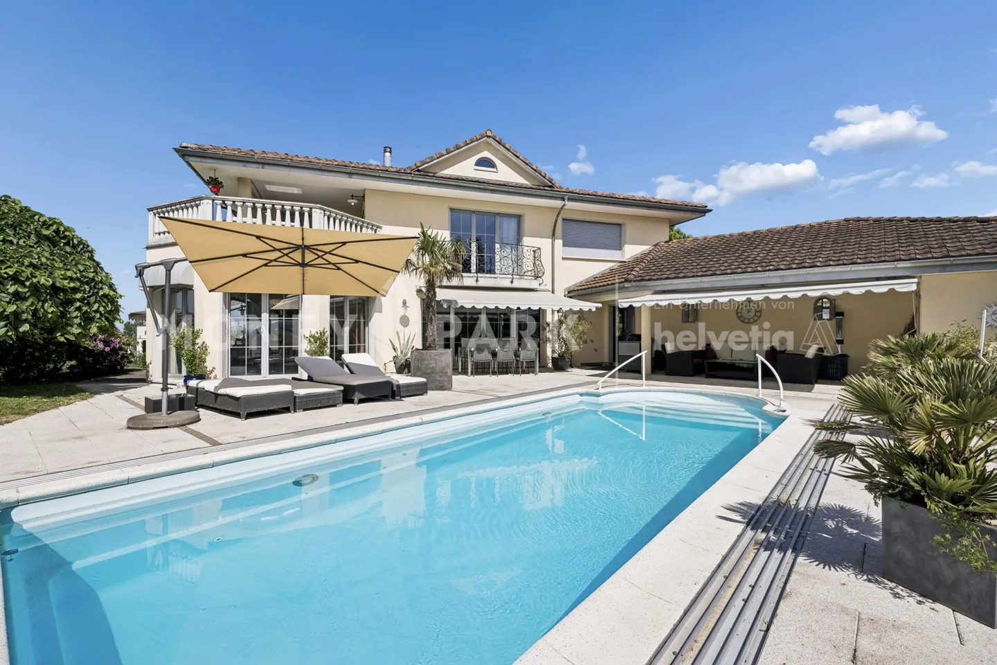 Villa mit Swimmingpool, Seeblick und einer unverbauten Lage, die einen weiten Blick auf die Landschaft bietet - Foto 1 von 16