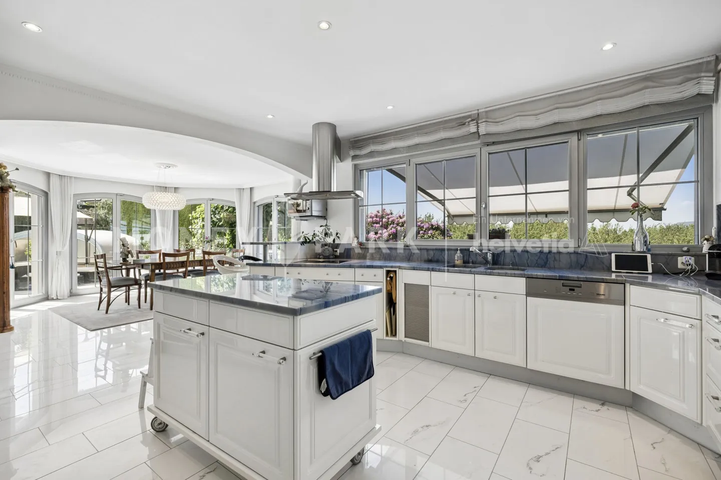 Villa mit Swimmingpool, Seeblick und einer unverbauten Lage, die einen weiten Blick auf die Landschaft bietet - Foto 4 von 16