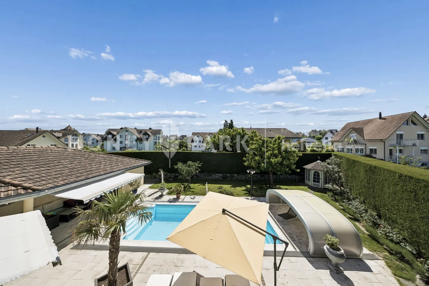 Villa mit Swimmingpool, Seeblick und einer unverbauten Lage, die einen weiten Blick auf die Landschaft bietet - Foto 12 von 16
