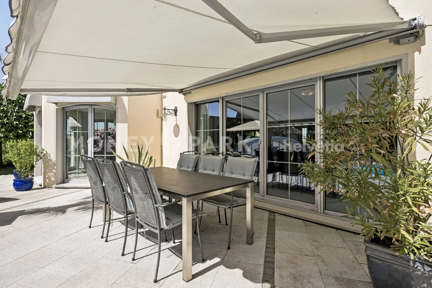 Villa mit Swimmingpool, Seeblick und einer unverbauten Lage, die einen weiten Blick auf die Landschaft bietet - Foto 13 von 16