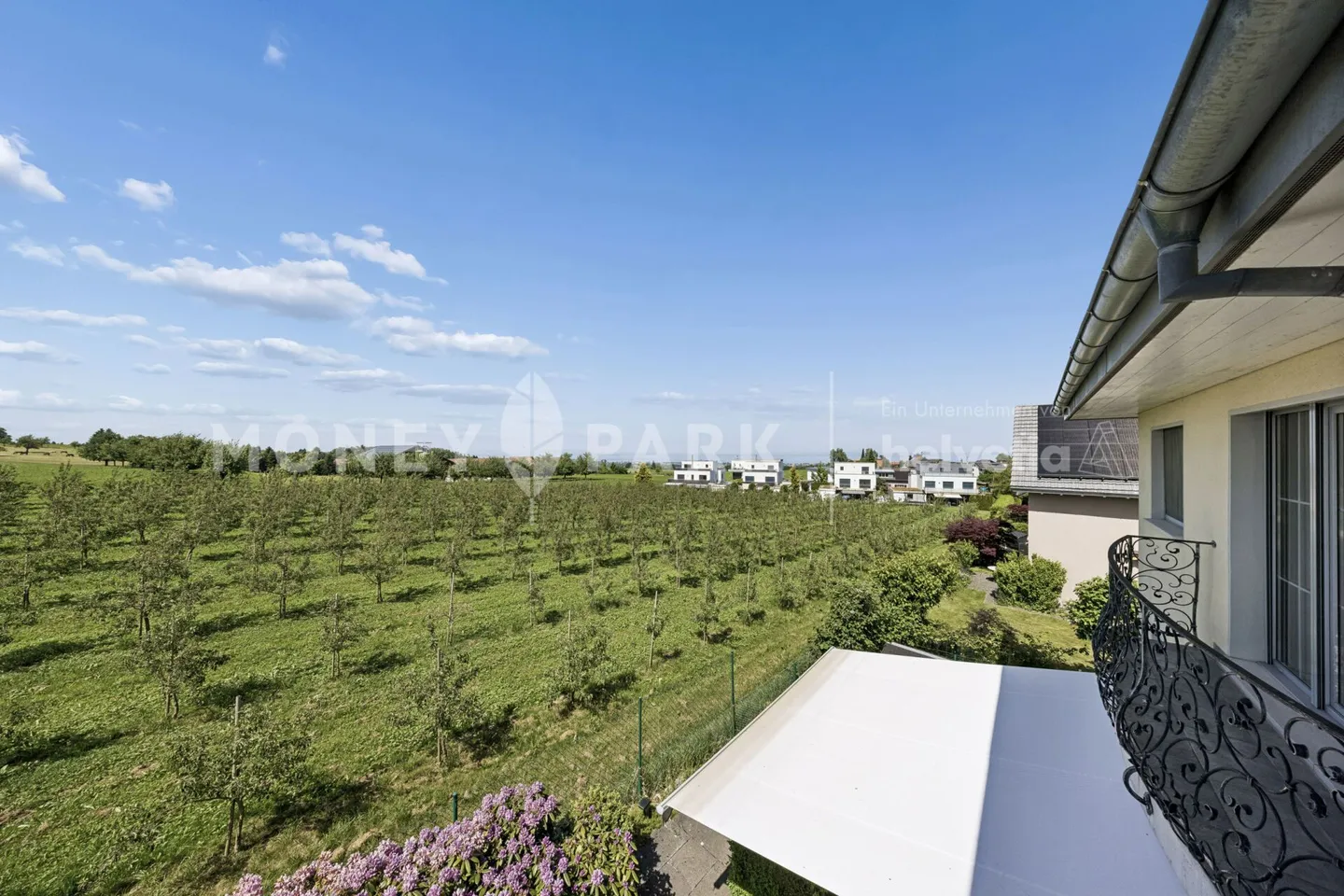 Villa mit Swimmingpool, Seeblick und einer unverbauten Lage, die einen weiten Blick auf die Landschaft bietet - Foto 14 von 16