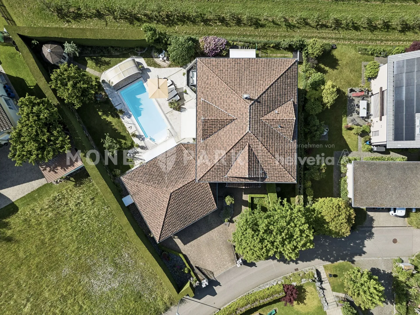 Villa mit Swimmingpool, Seeblick und einer unverbauten Lage, die einen weiten Blick auf die Landschaft bietet - Foto 15 von 16