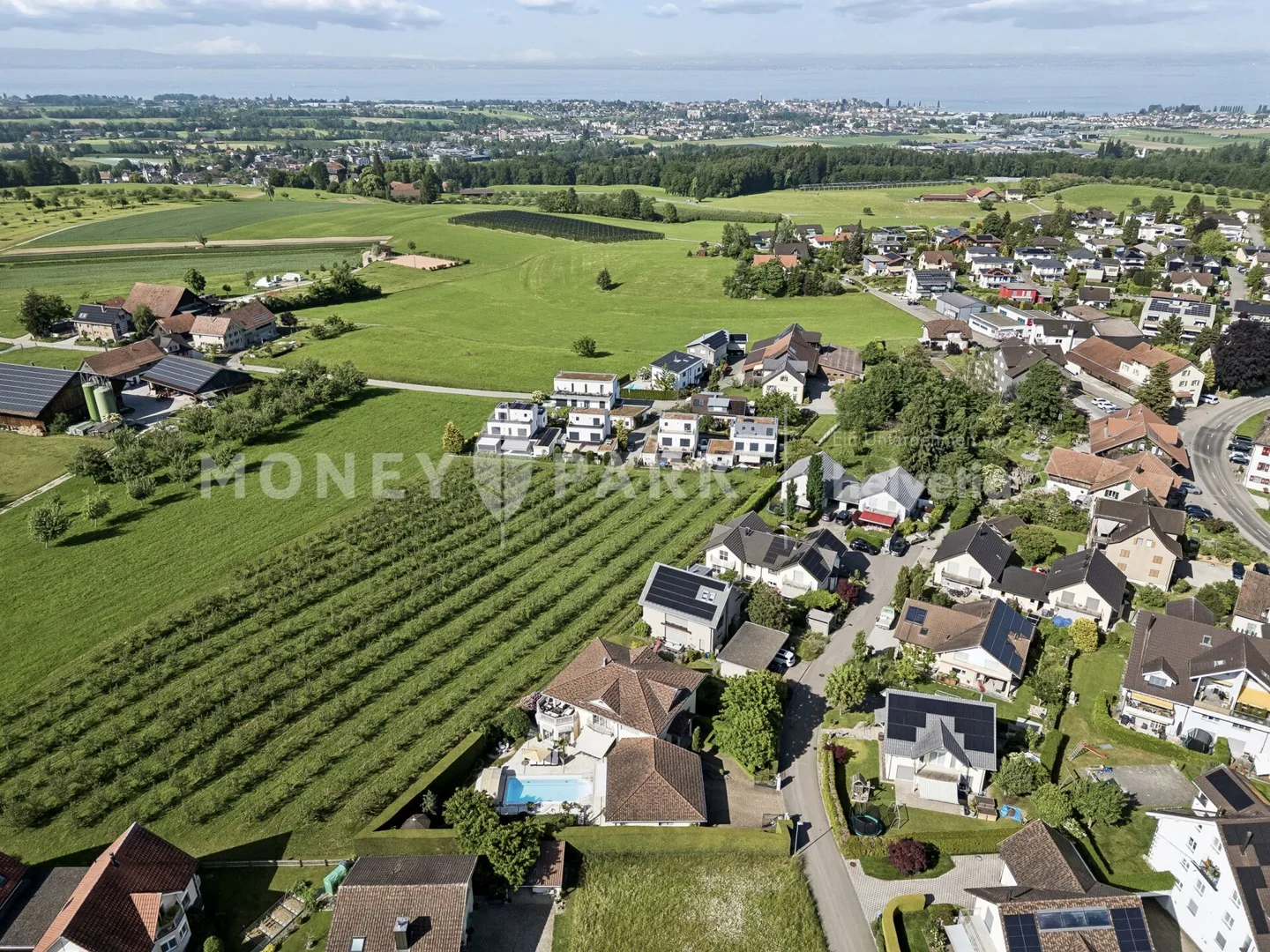 Villa mit Swimmingpool, Seeblick und einer unverbauten Lage, die einen weiten Blick auf die Landschaft bietet - Foto 16 von 16